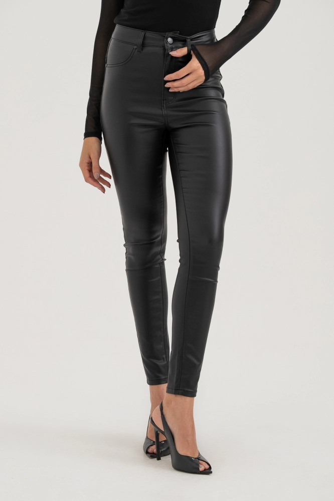 9038433 - Calça Resinada Skinny PRETO 9038433 - Calça Resinada Skinny PRETO - Imagem 2