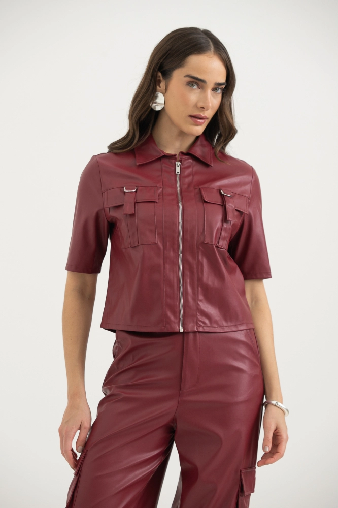 9038457 - Camisa Pu Manga Curta Bolsos Fivela VINHO - Imagem 2