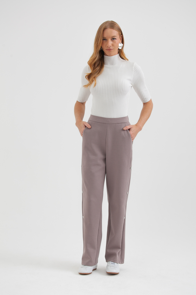 9038485 - Calça Moletom Botões Laterais CAQUI