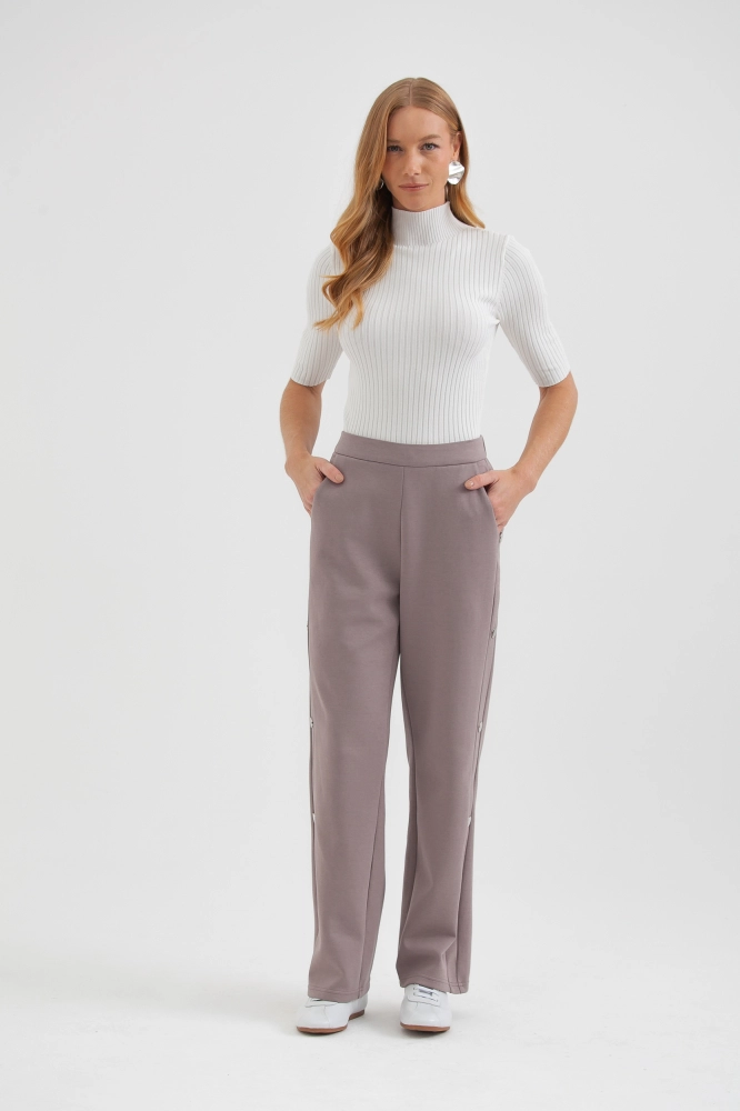 9038485 - Calça Moletom Botões Laterais CAQUI 9038485 - Calça Moletom Botões Laterais CAQUI - Imagem 1
