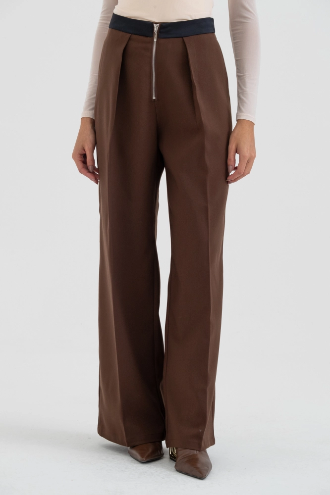 9038498 - Calça Alfaiataria Com Cós Contrastante MARROM 9038498 - Calça Alfaiataria Com Cós Contrastante MARROM - Imagem 2