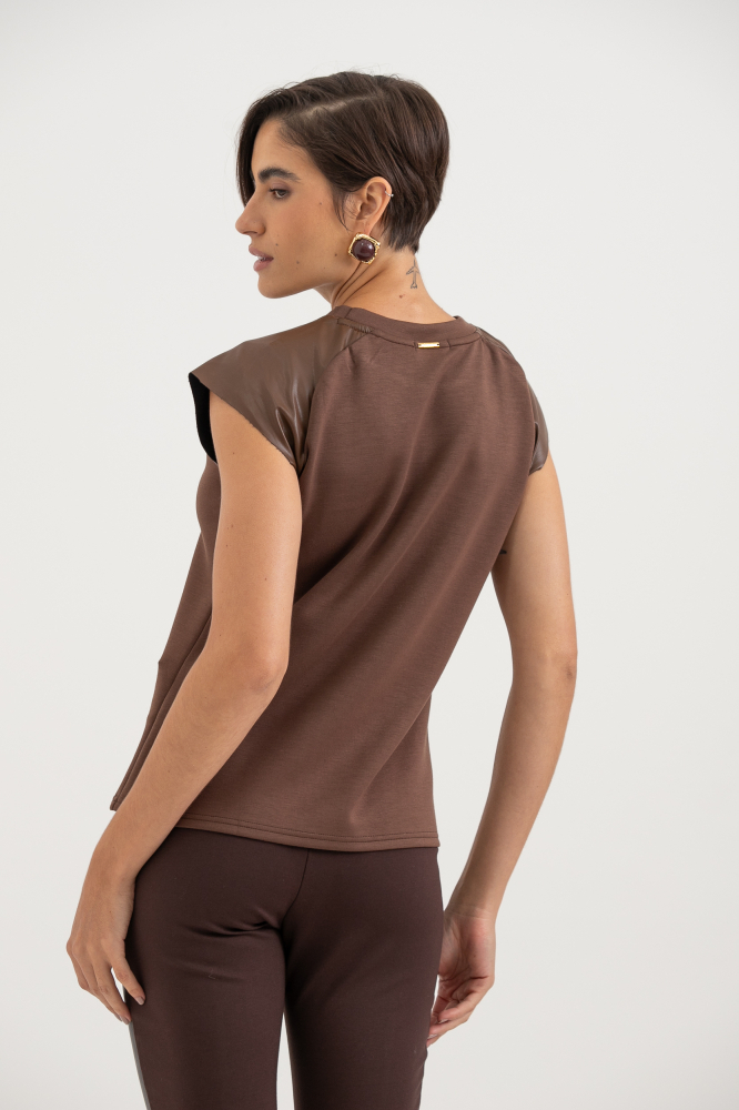 9038523 - Camiseta Com Detalhe Em Pu MARROM 9038523 - Camiseta Com Detalhe Em Pu MARROM