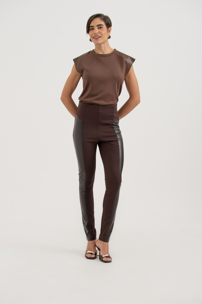 9038523 - Camiseta Com Detalhe Em Pu MARROM 9038523 - Camiseta Com Detalhe Em Pu MARROM