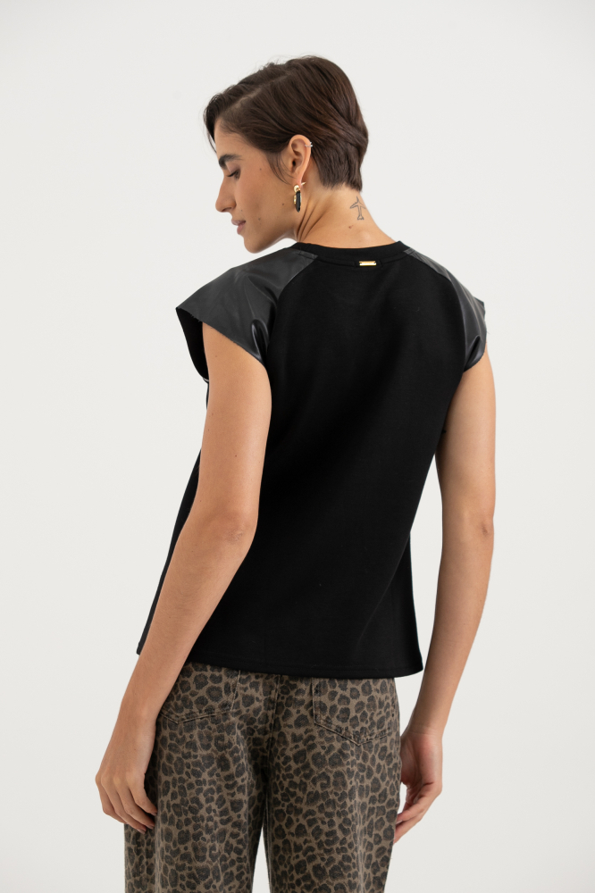 9038523 - Camiseta Com Detalhe Em Pu PRETO 9038523 - Camiseta Com Detalhe Em Pu PRETO