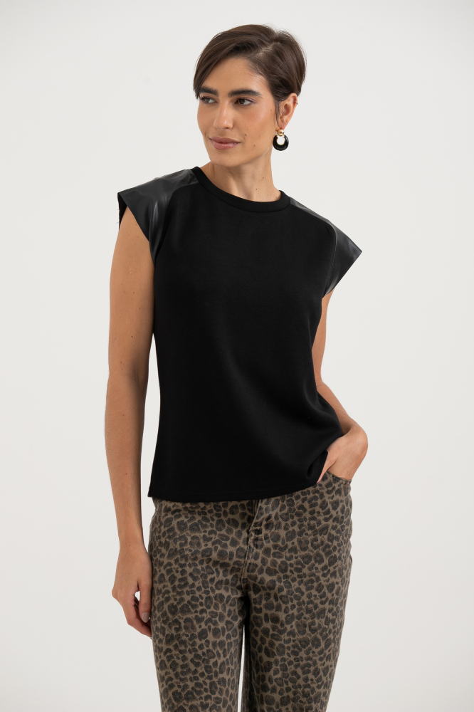 9038523 - Camiseta Com Detalhe Em Pu PRETO 9038523 - Camiseta Com Detalhe Em Pu PRETO