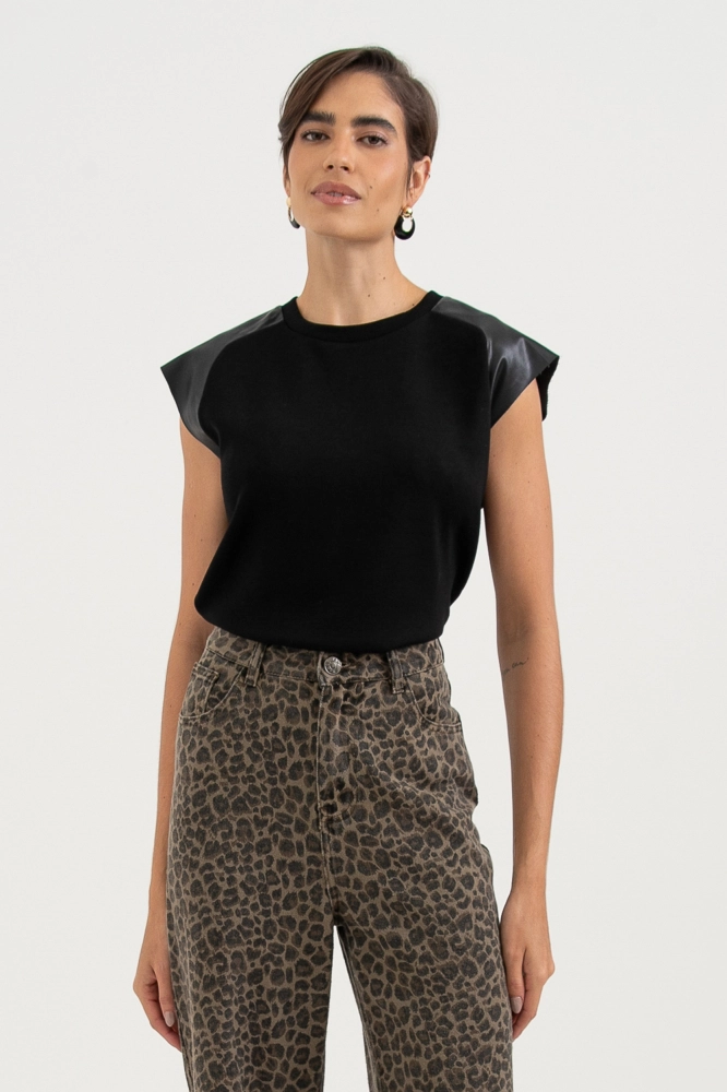 9038523 - Camiseta Com Detalhe Em Pu PRETO 9038523 - Camiseta Com Detalhe Em Pu PRETO - Imagem 1
