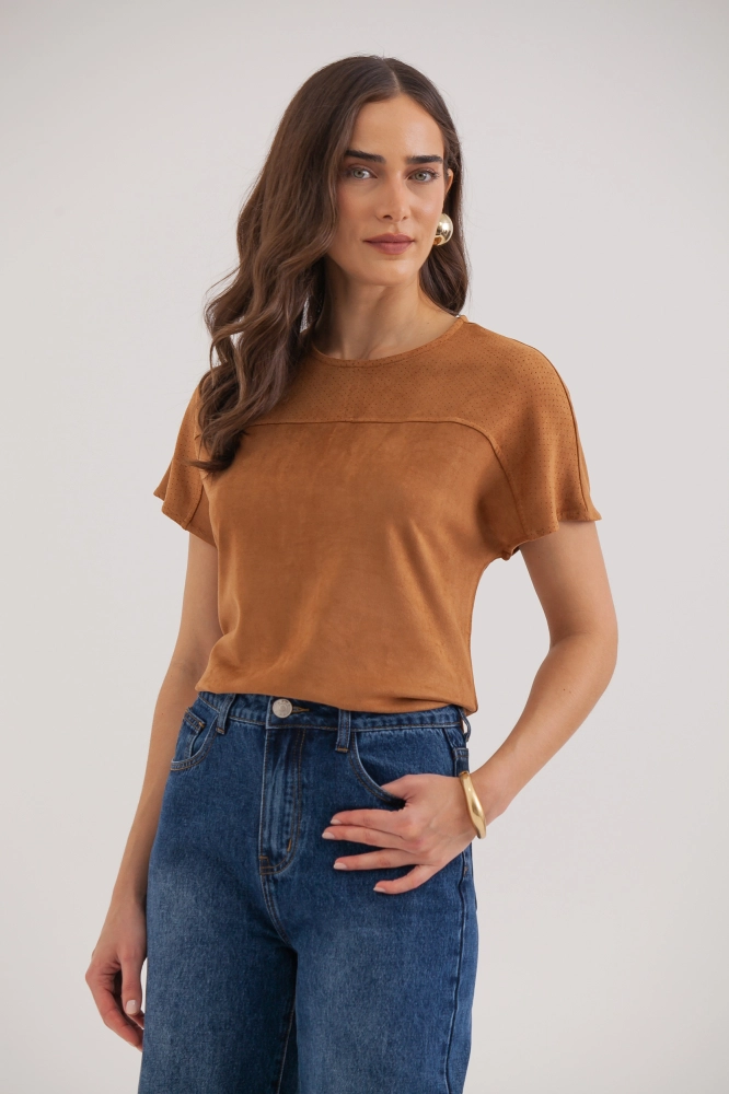 9038552 - Camiseta De Suede Com Pala Furadinha CAMEL 9038552 - Camiseta De Suede Com Pala Furadinha CAMEL - Imagem 1