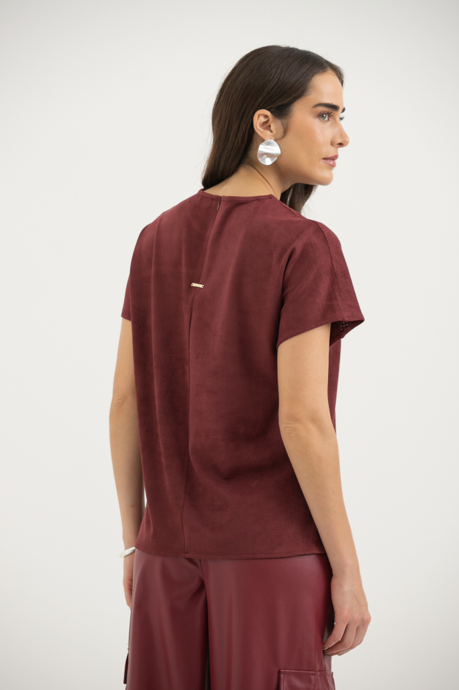 9038552 - Camiseta De Suede Com Pala Furadinha VINHO 9038552 - Camiseta De Suede Com Pala Furadinha VINHO