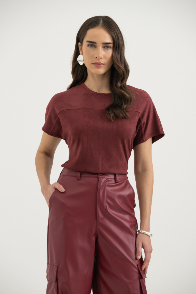 9038552 - Camiseta De Suede Com Pala Furadinha VINHO 9038552 - Camiseta De Suede Com Pala Furadinha VINHO
