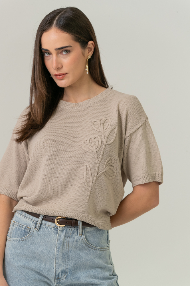 9038712 - Blusa Tricot Manga Curta Flor Bordada BEGE 9038712 - Blusa Tricot Manga Curta Flor Bordada BEGE