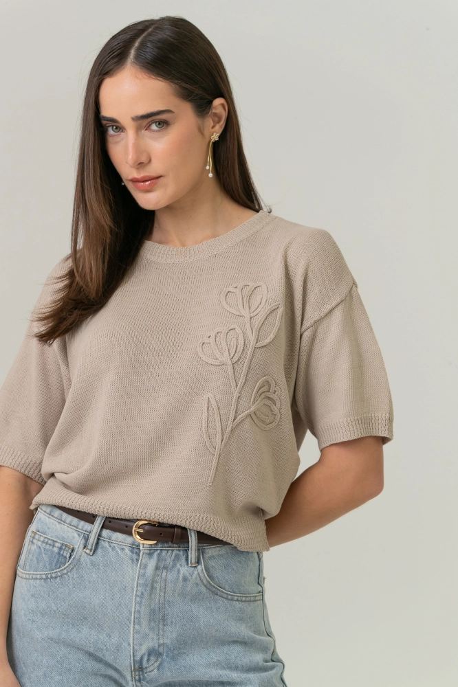 9038712 - Blusa Tricot Manga Curta Flor Bordada BEGE 9038712 - Blusa Tricot Manga Curta Flor Bordada BEGE - Imagem 1
