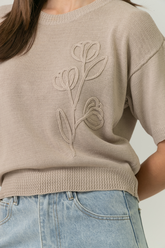 9038712 - Blusa Tricot Manga Curta Flor Bordada BEGE 9038712 - Blusa Tricot Manga Curta Flor Bordada BEGE