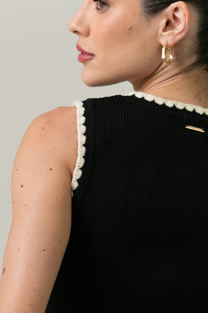 9038845 - Blusa Tricot Bordados Cava E Decote PRETO 9038845 - Blusa Tricot Bordados Cava E Decote PRETO