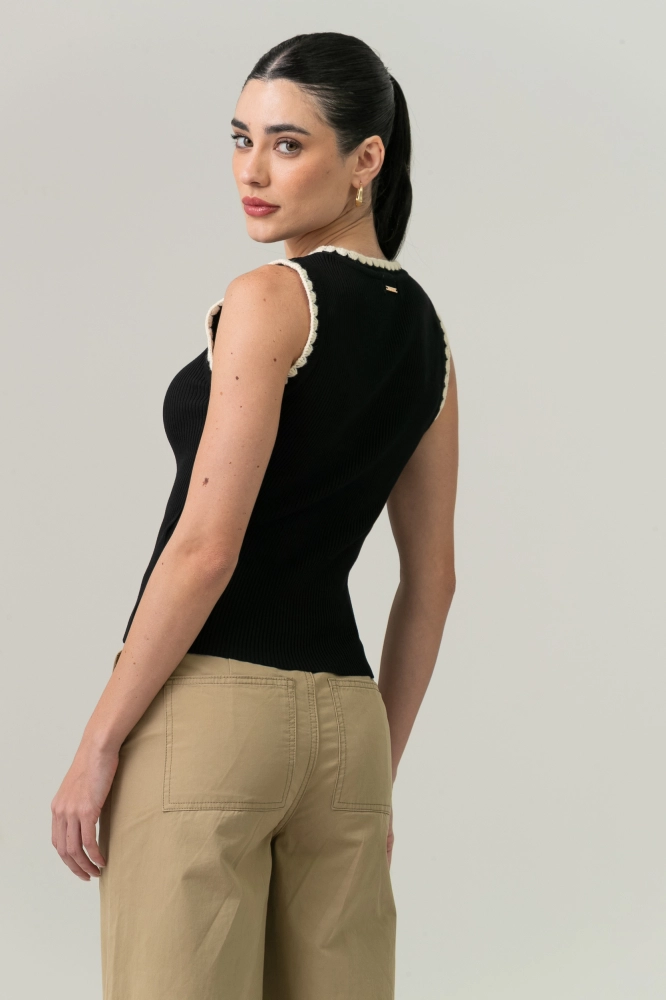 9038845 - Blusa Tricot Bordados Cava E Decote PRETO 9038845 - Blusa Tricot Bordados Cava E Decote PRETO - Imagem 2