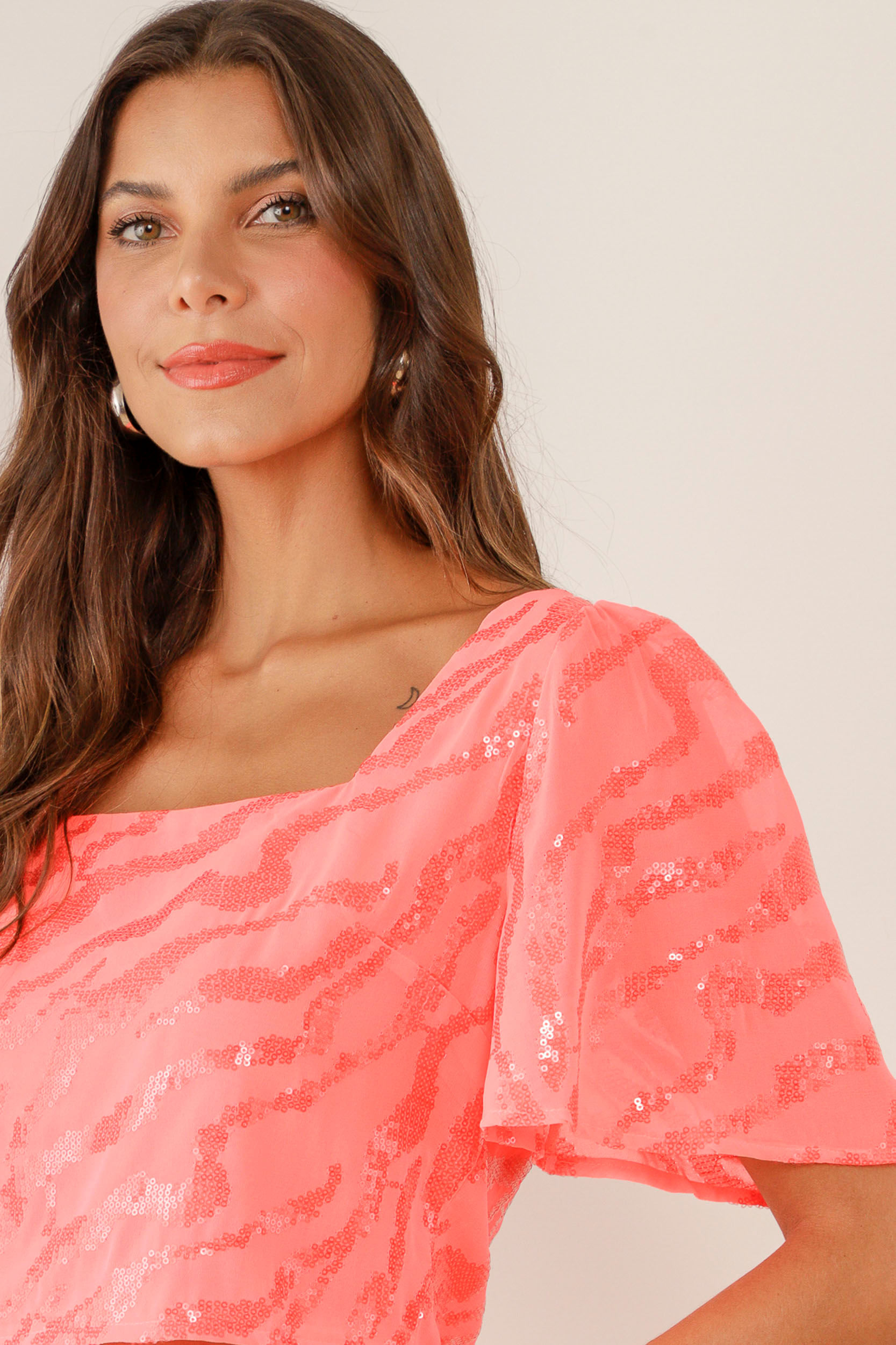 9033604 - Blusa Cropped Chiffon Paetê Neon PINK 9033604 - Blusa Cropped Chiffon Paetê Neon PINK