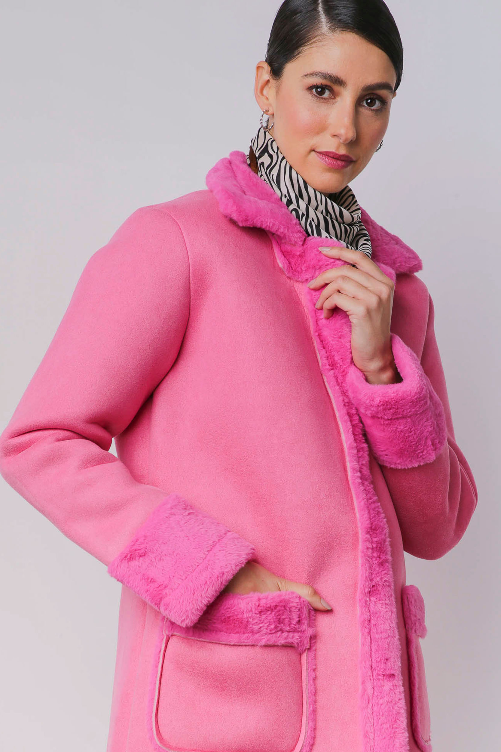 Casaco Alongado Suede Forrado Pelo ROSA Casaco Alongado Suede Forrado Pelo ROSA