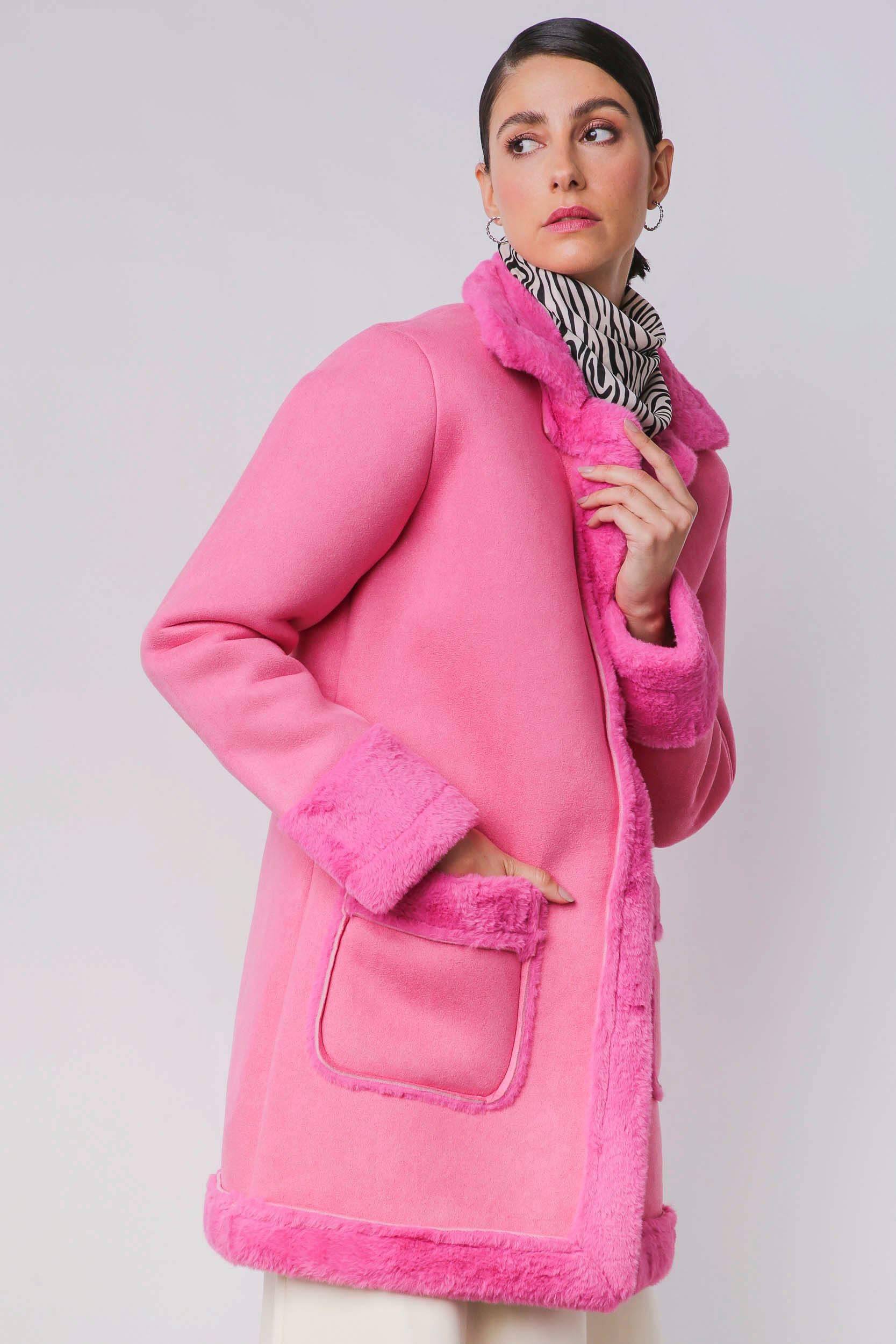 Casaco Alongado Suede Forrado Pelo ROSA Casaco Alongado Suede Forrado Pelo ROSA