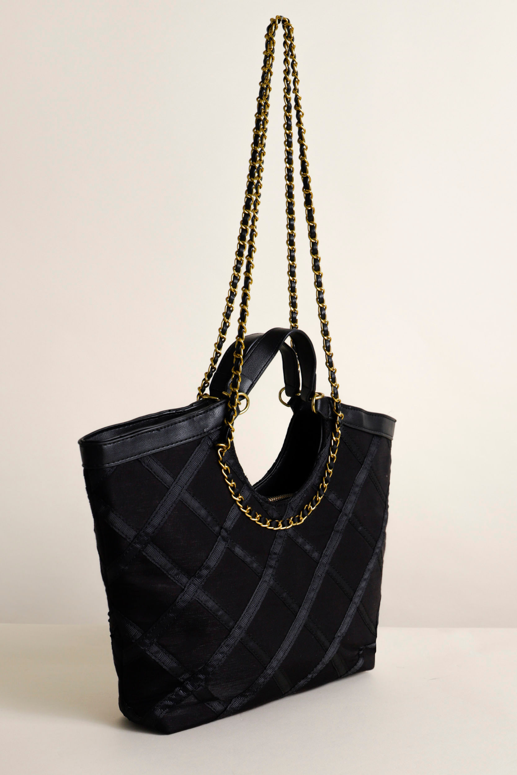 9034061 - Bolsa Tiracolo Matelassê Corrente PRETO