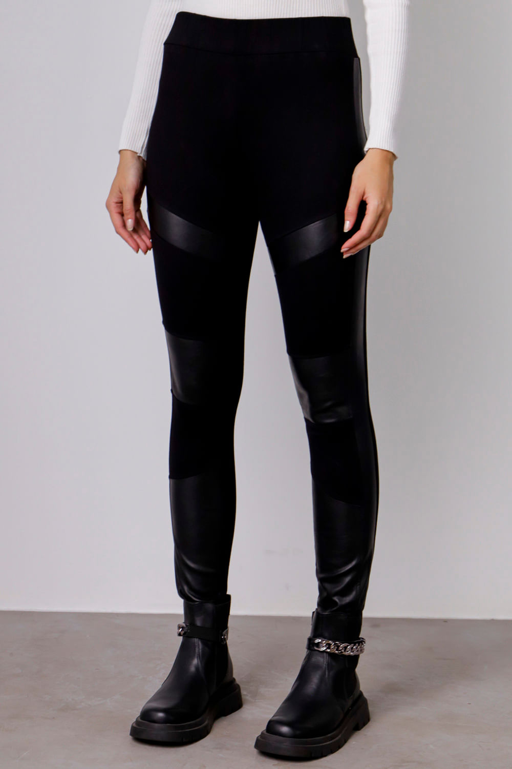 9034012 - Calça Montaria Recortes Pu PRETO