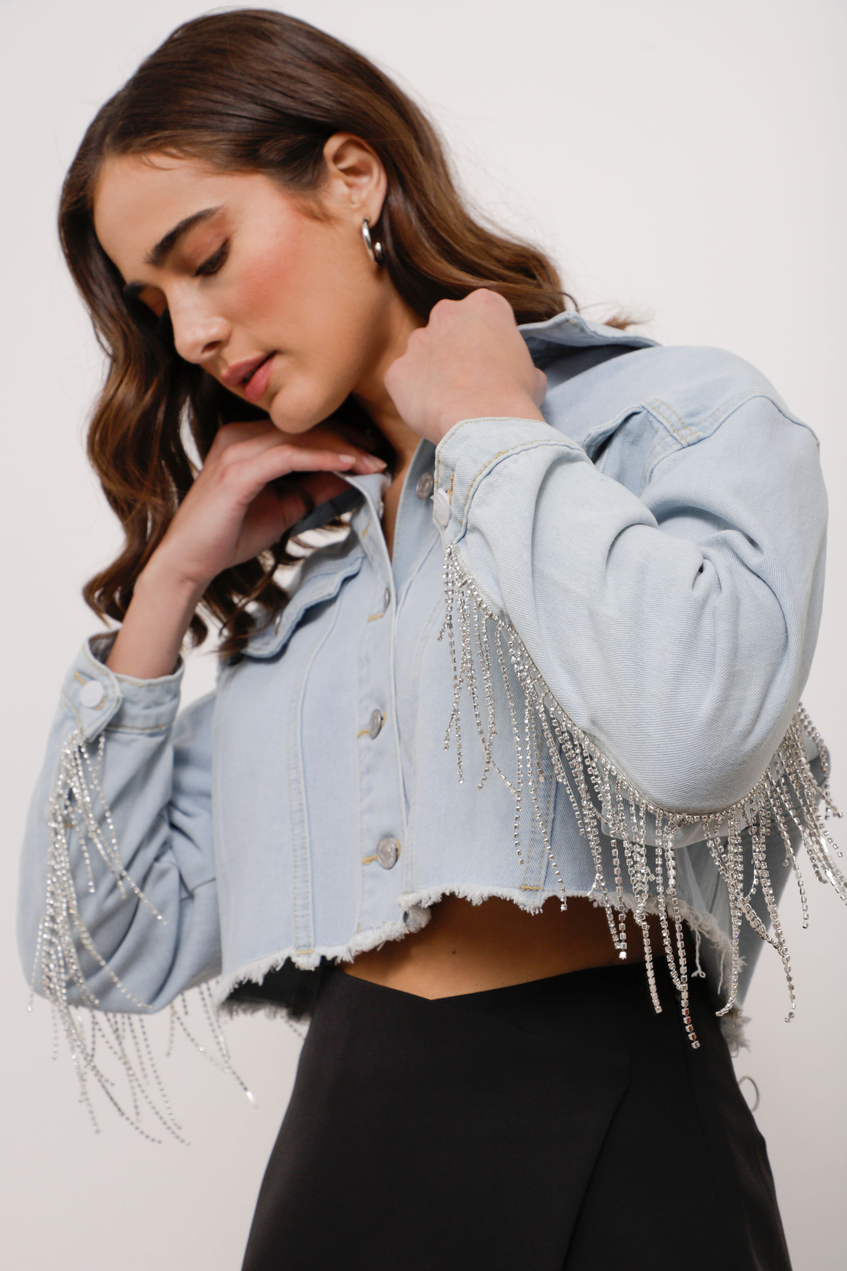 Jaqueta Cropped Jeans Com Franjas Strass AZUL CLARO Jaqueta Cropped Jeans Com Franjas Strass AZUL CLARO