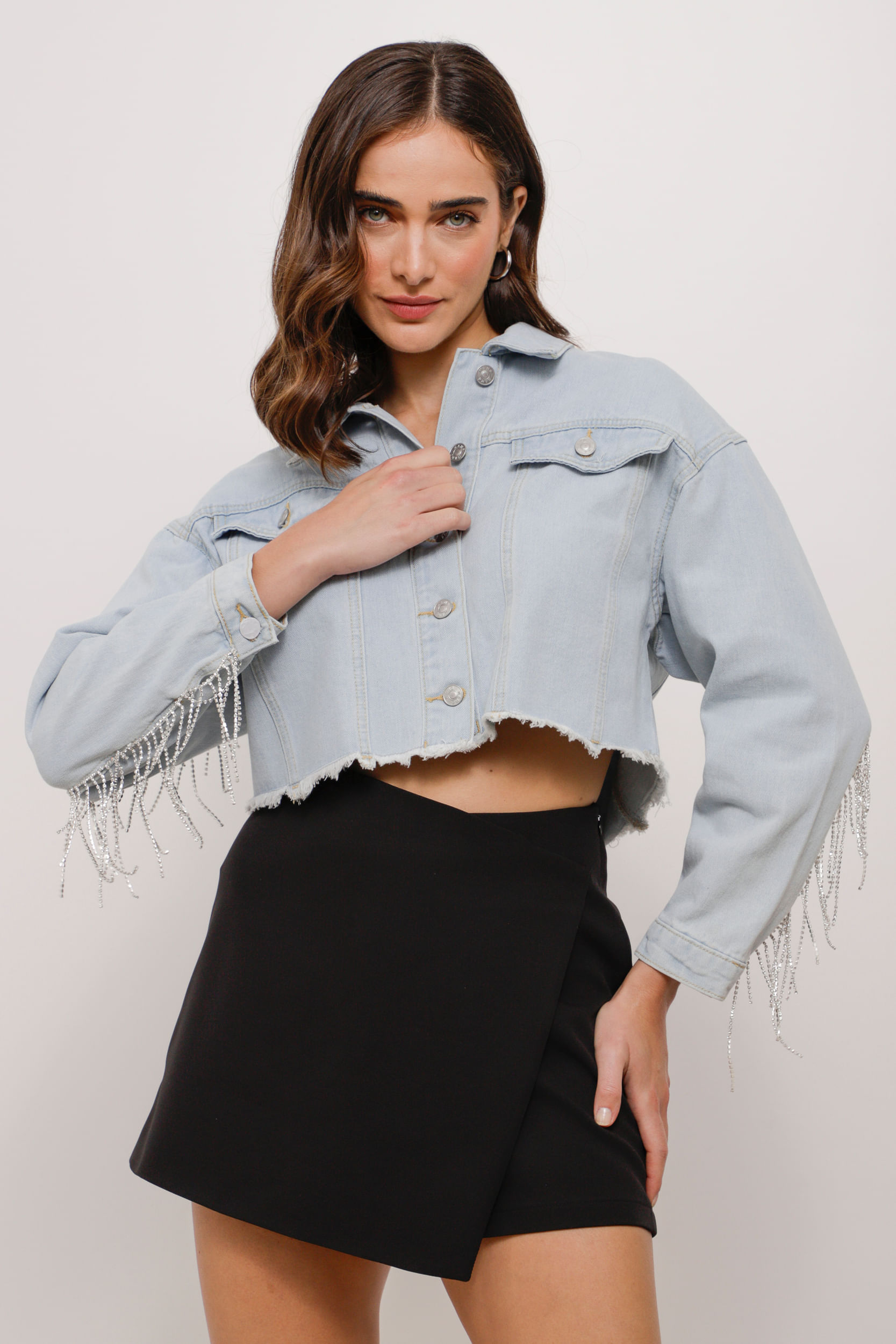 Jaqueta Cropped Jeans Com Franjas Strass AZUL CLARO Jaqueta Cropped Jeans Com Franjas Strass AZUL CLARO