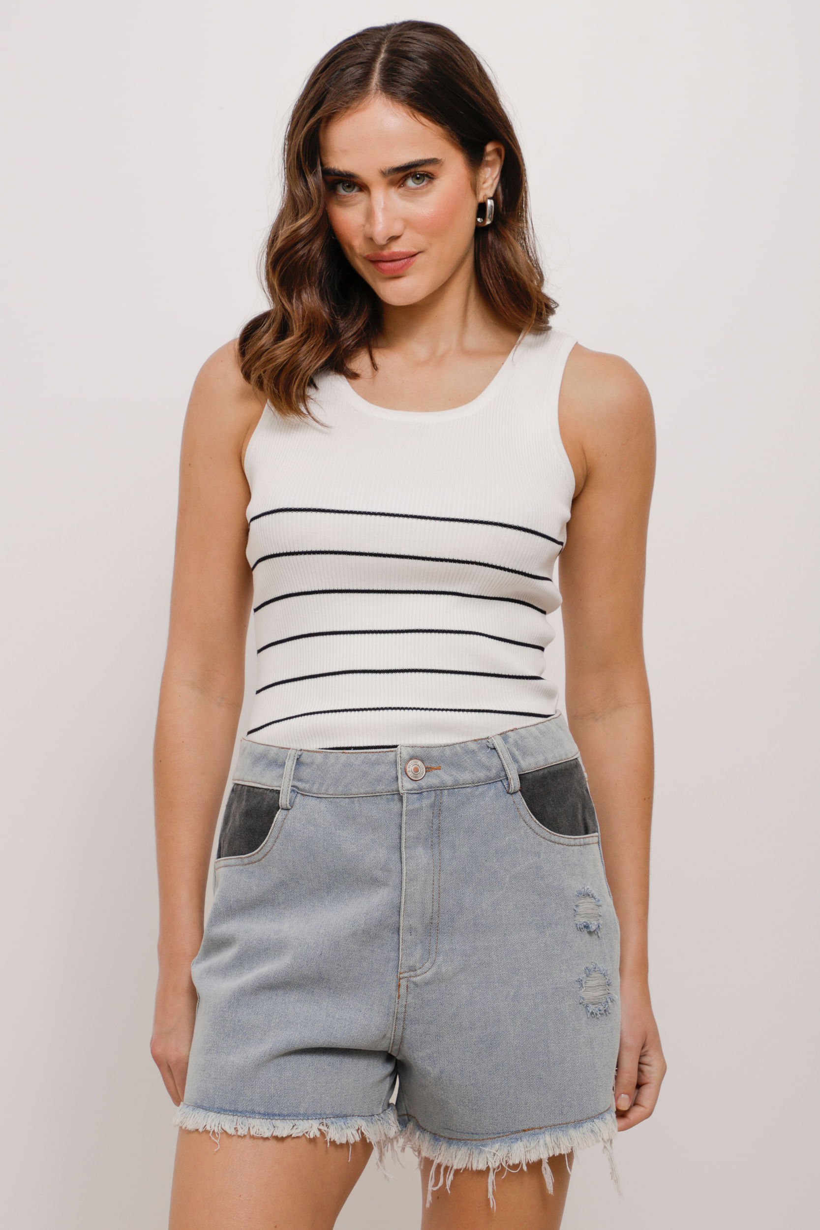 9034334 - Short Jeans Color Barra Desfiada PRETO