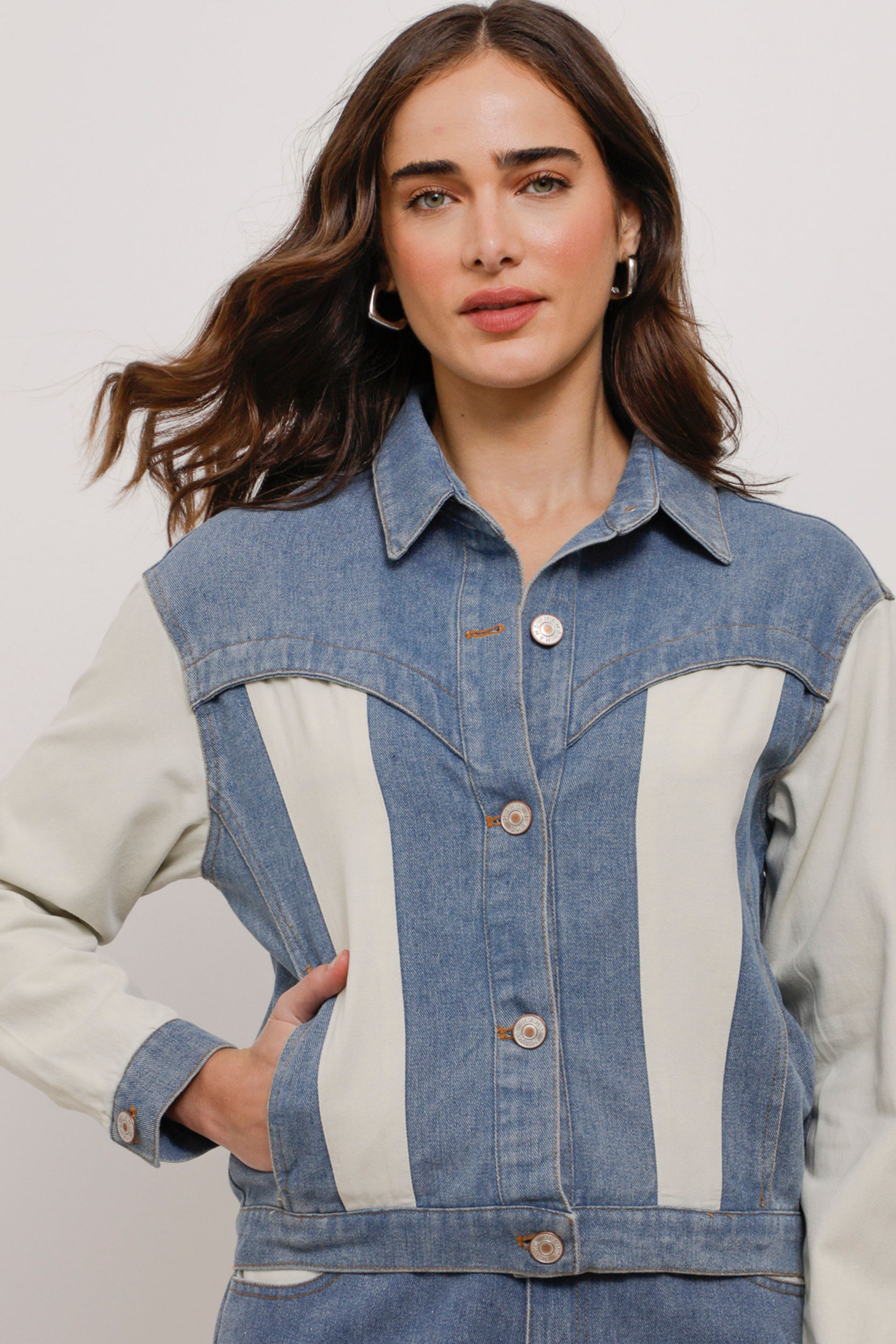 Jaqueta Jeans Color Recortes AREIA Jaqueta Jeans Color Recortes AREIA