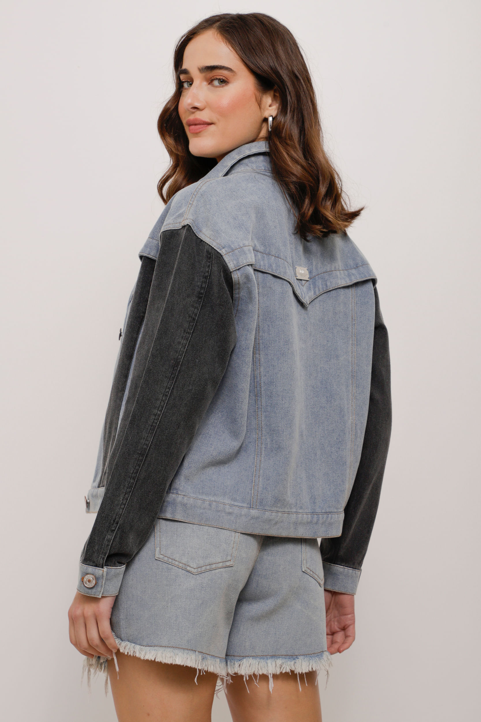 Jaqueta Jeans Color Recortes PRETO Jaqueta Jeans Color Recortes PRETO