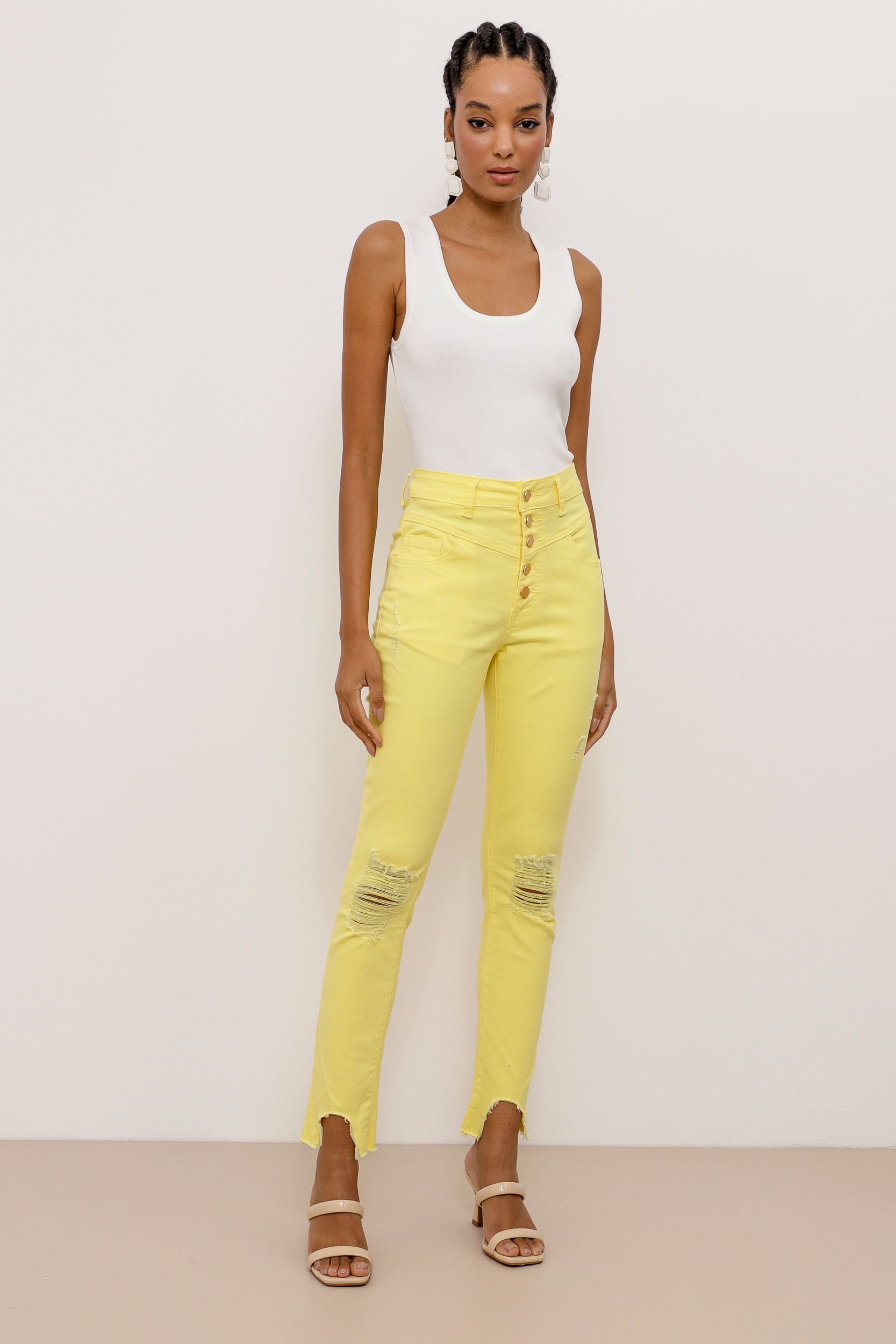 9033772 - Calça Skinny Sarja Puídos Recortes  AMARELO