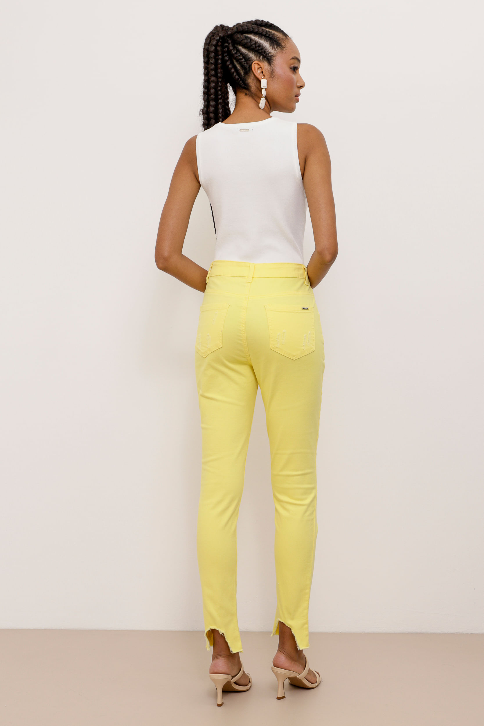 9033772 - Calça Skinny Sarja Puídos Recortes  AMARELO