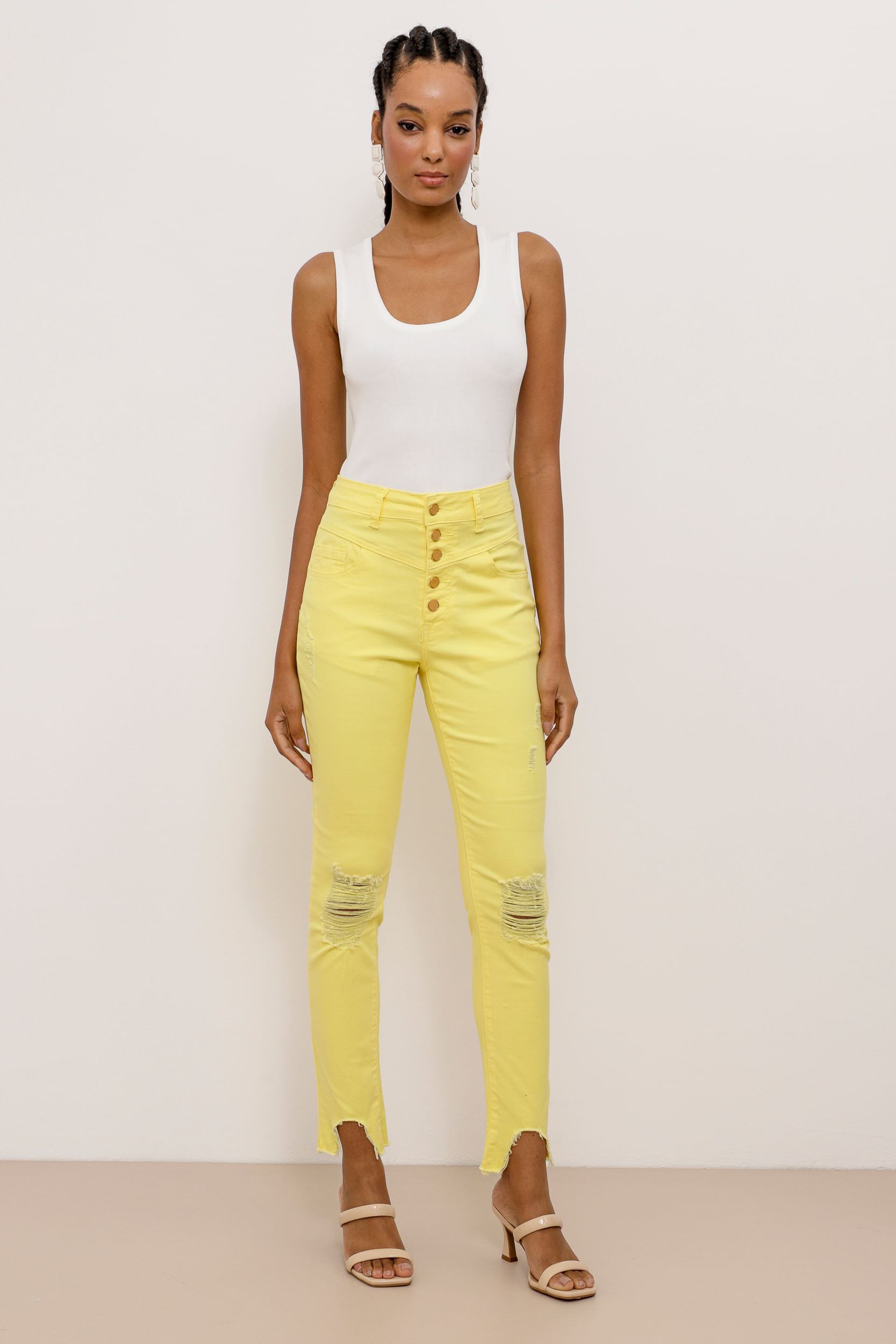 9033772 - Calça Skinny Sarja Puídos Recortes  AMARELO
