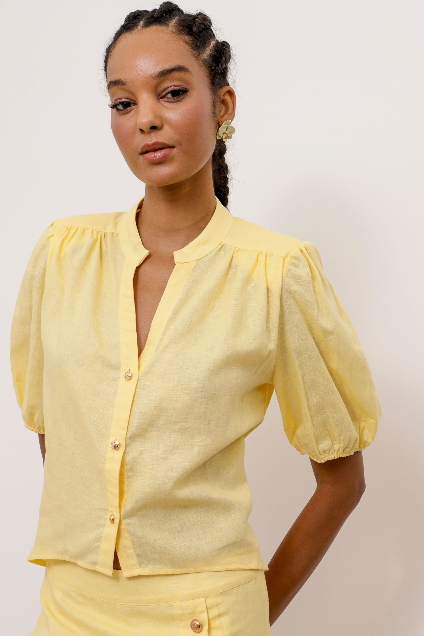 Camisa Linho Manga Curta Com Ombreira AMARELO Camisa Linho Manga Curta Com Ombreira AMARELO