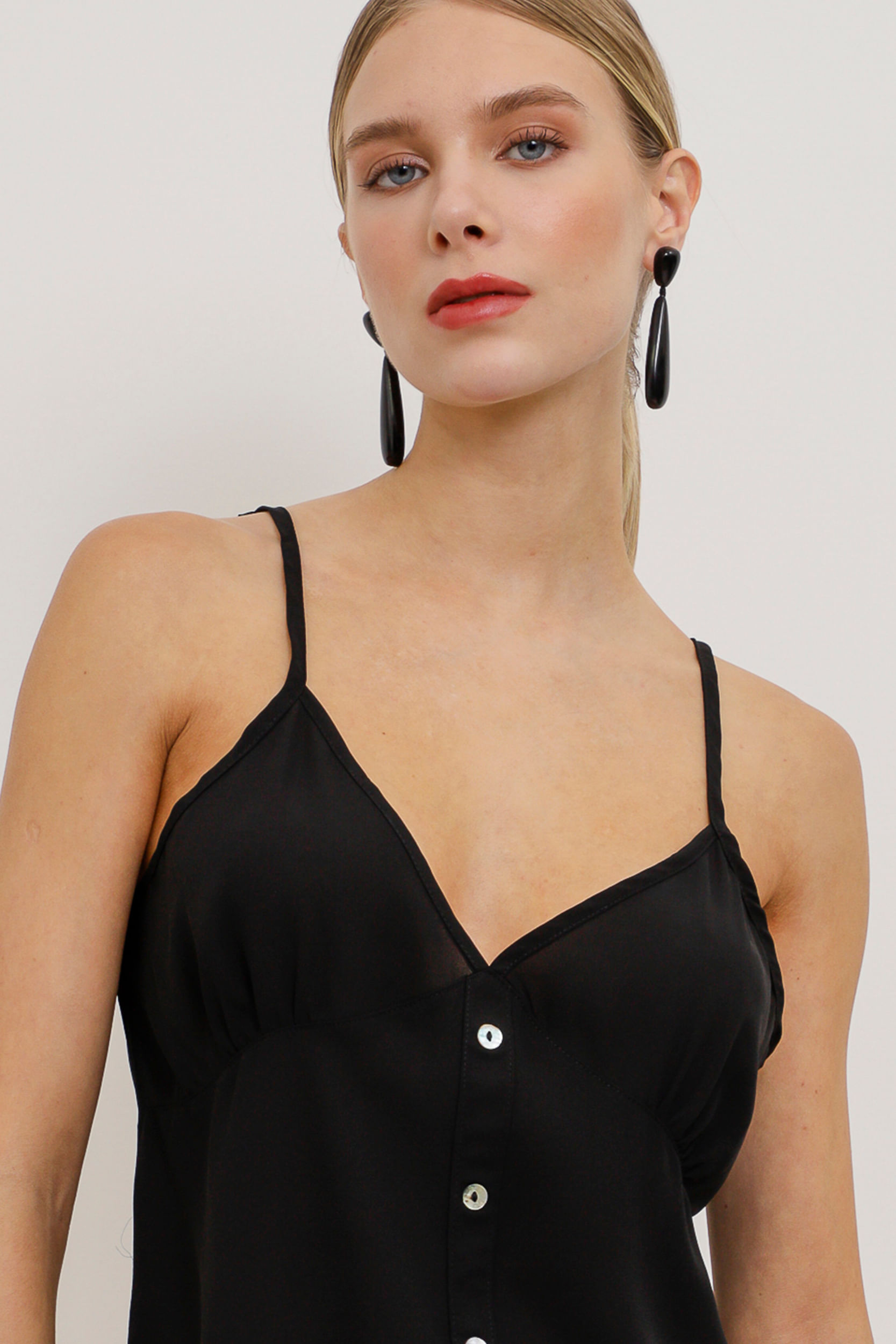Regata Alcinha Georgette Detalhe Botões PRETO Regata Alcinha Georgette Detalhe Botões PRETO