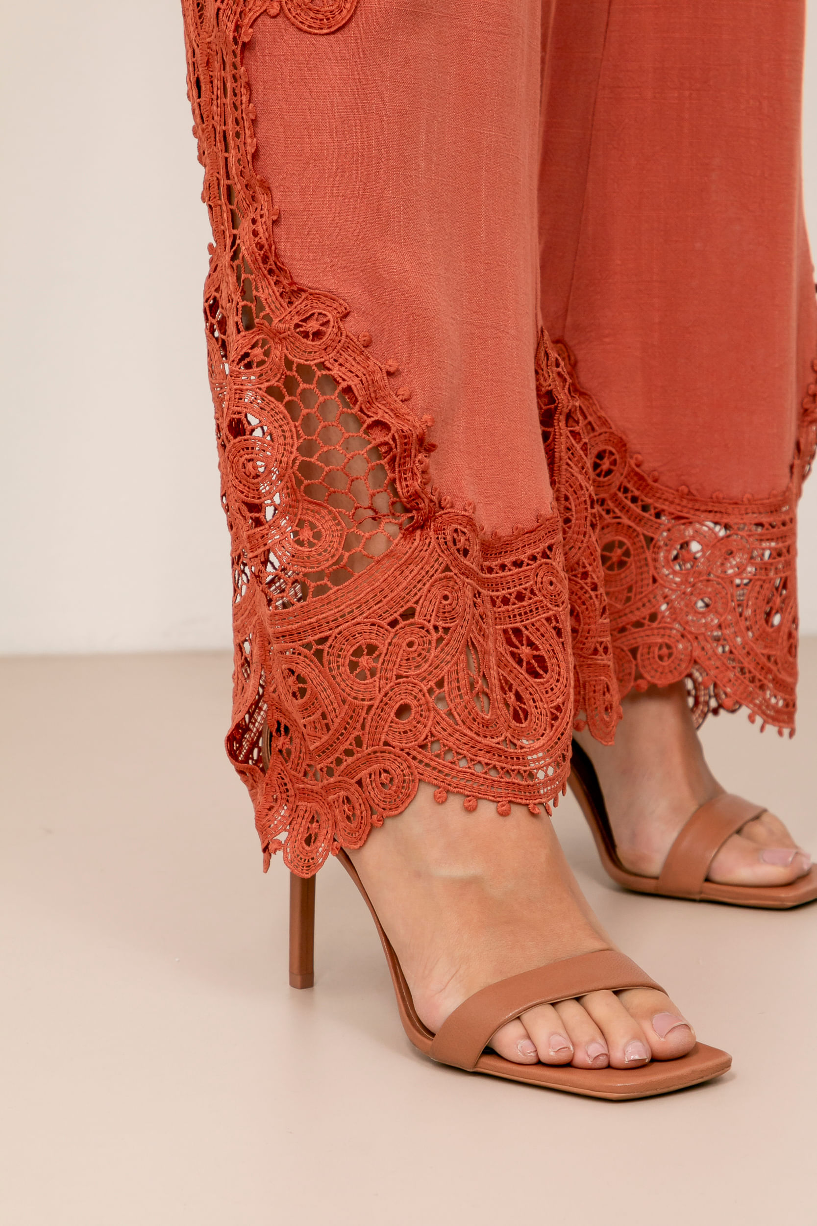 Calça Com Renda Lateral MARROM Calça Com Renda Lateral MARROM