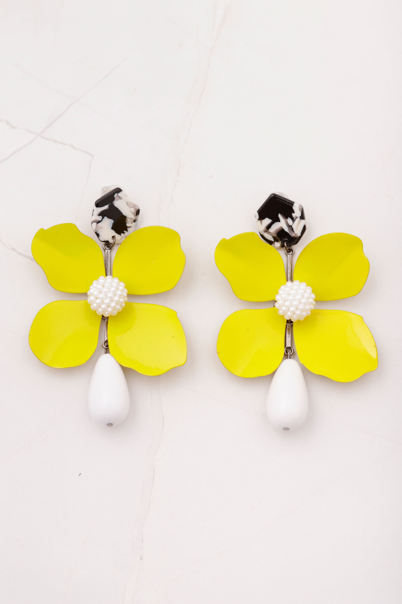 Brinco Médio Flor Color  AMARELO