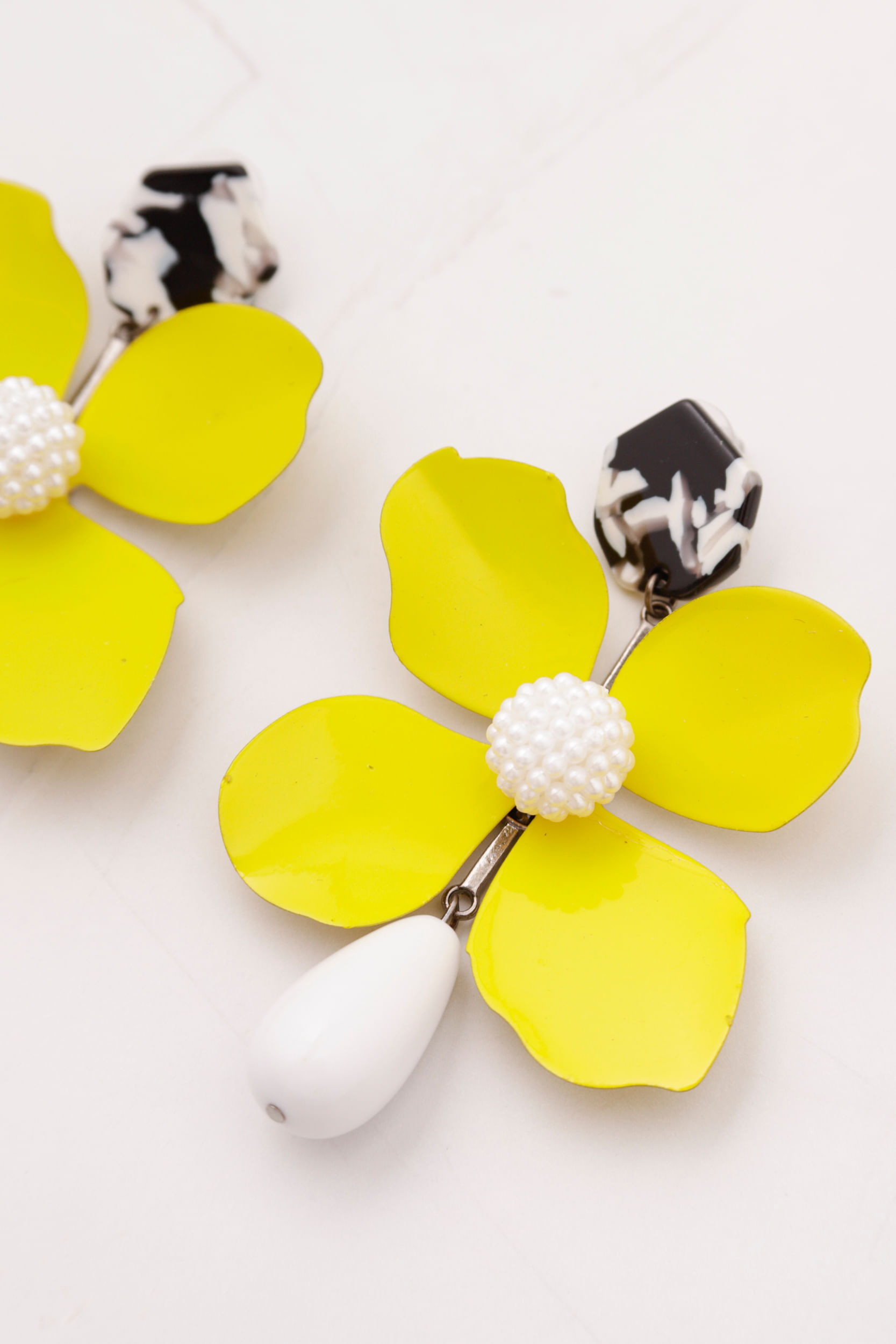 Brinco Médio Flor Color  AMARELO