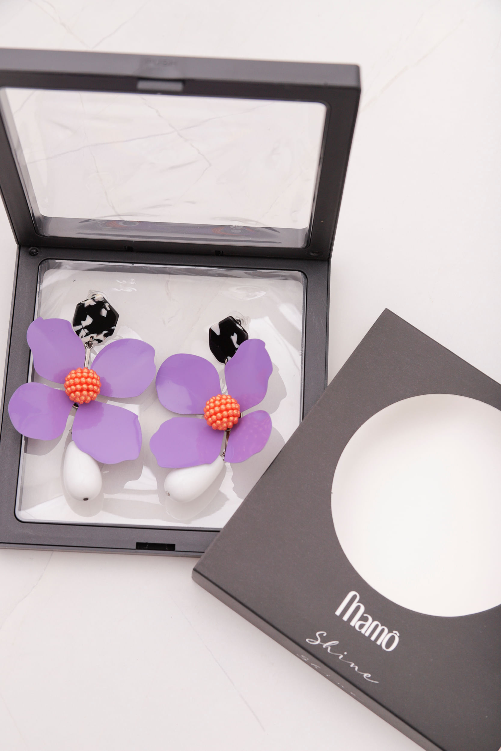 Brinco Médio Flor Color LILAS Brinco Médio Flor Color LILAS