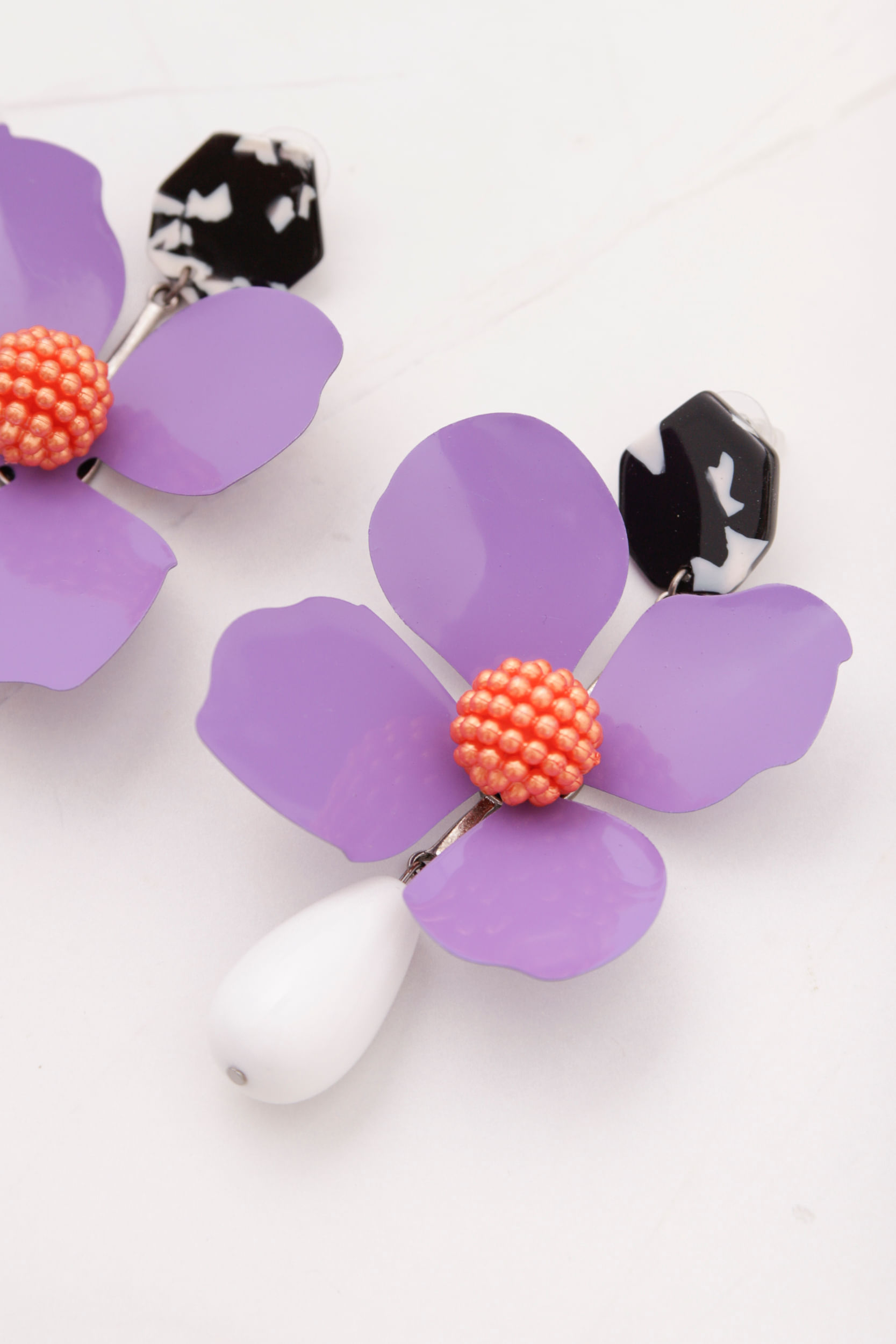 Brinco Médio Flor Color LILAS Brinco Médio Flor Color LILAS