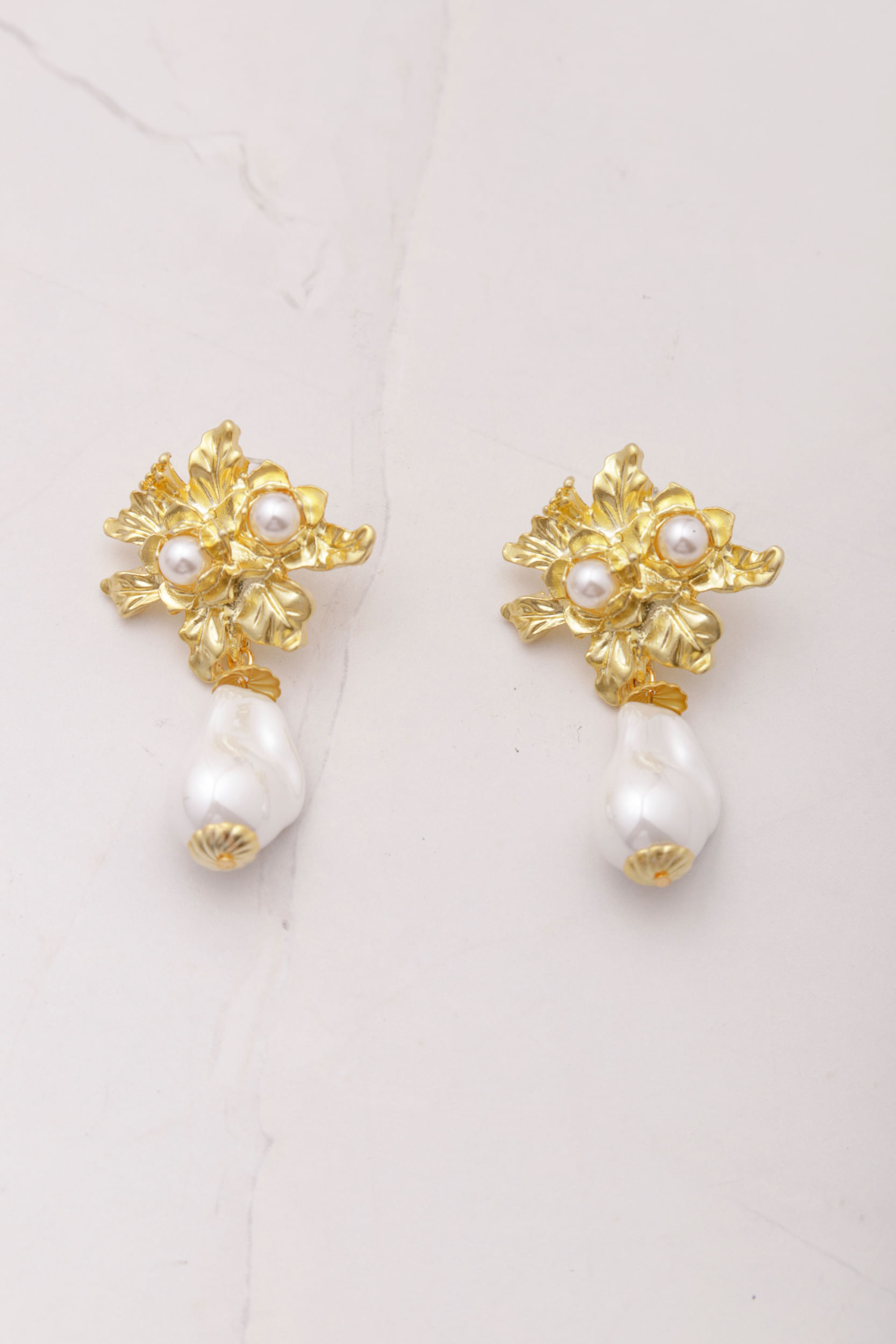 Brinco Flor Pérolas  DOURADO