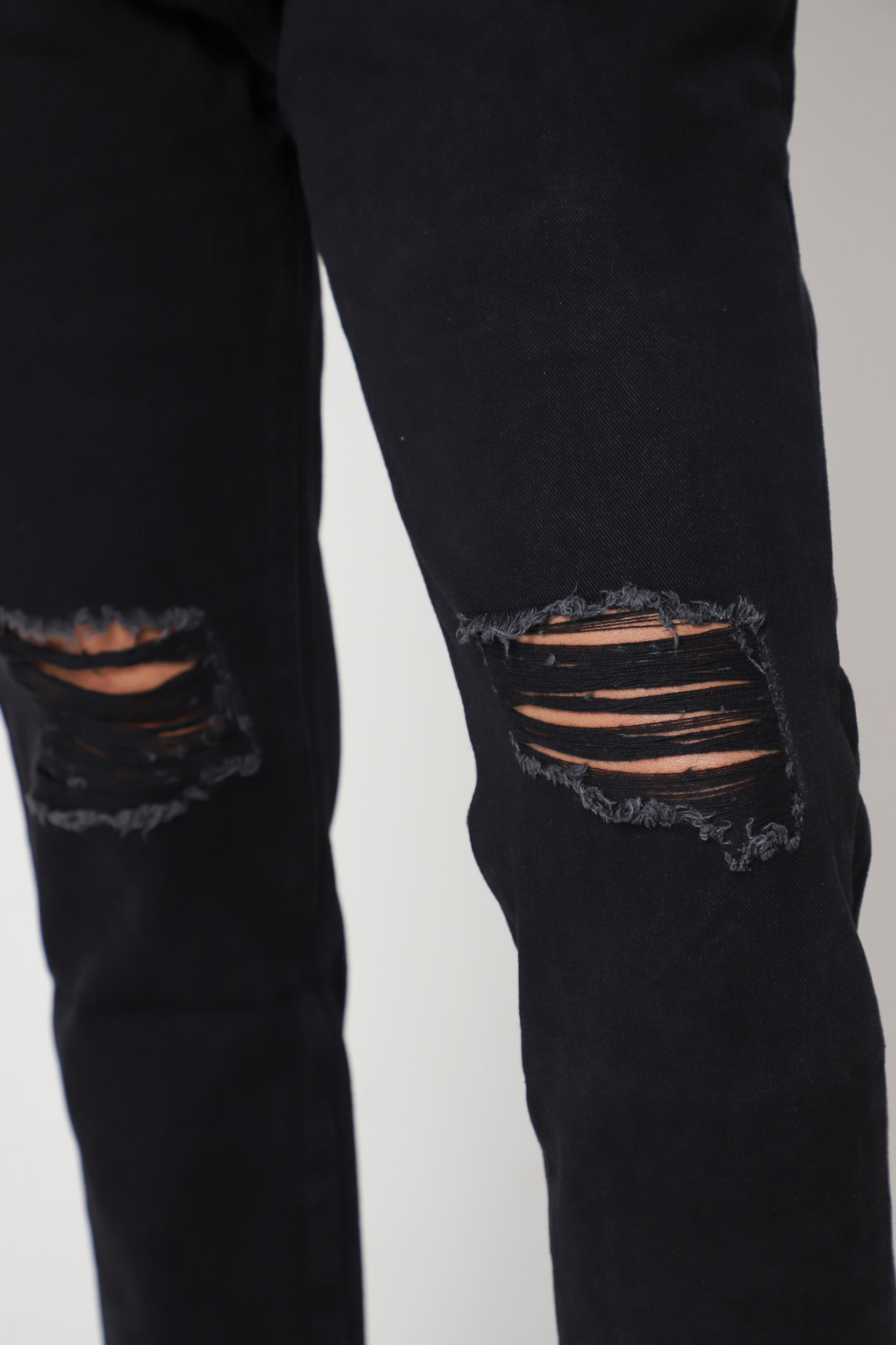 9033970 - Calça Sarja Destroyed Com Puídos  PRETO