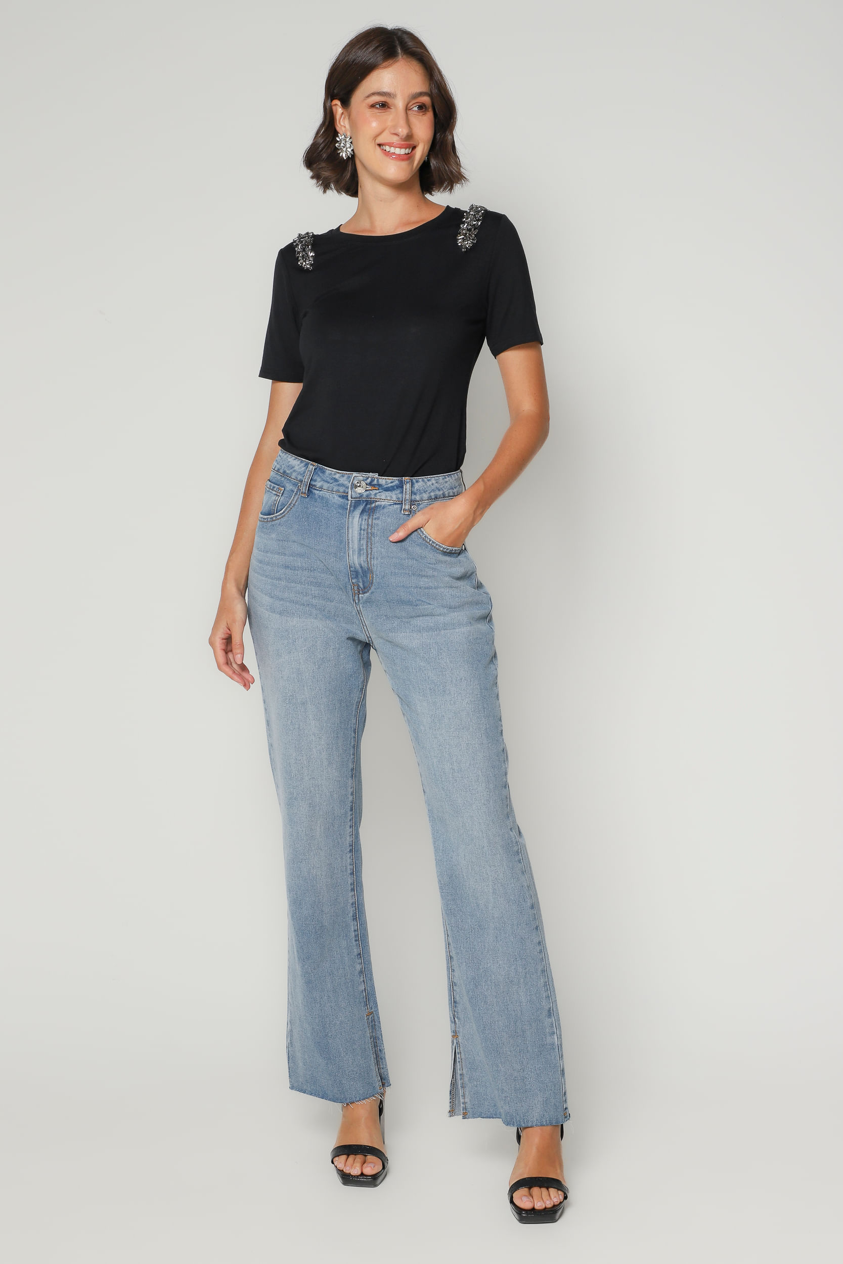9034923 - Calça Jeans Reta Fenda Na Barra  JEANS