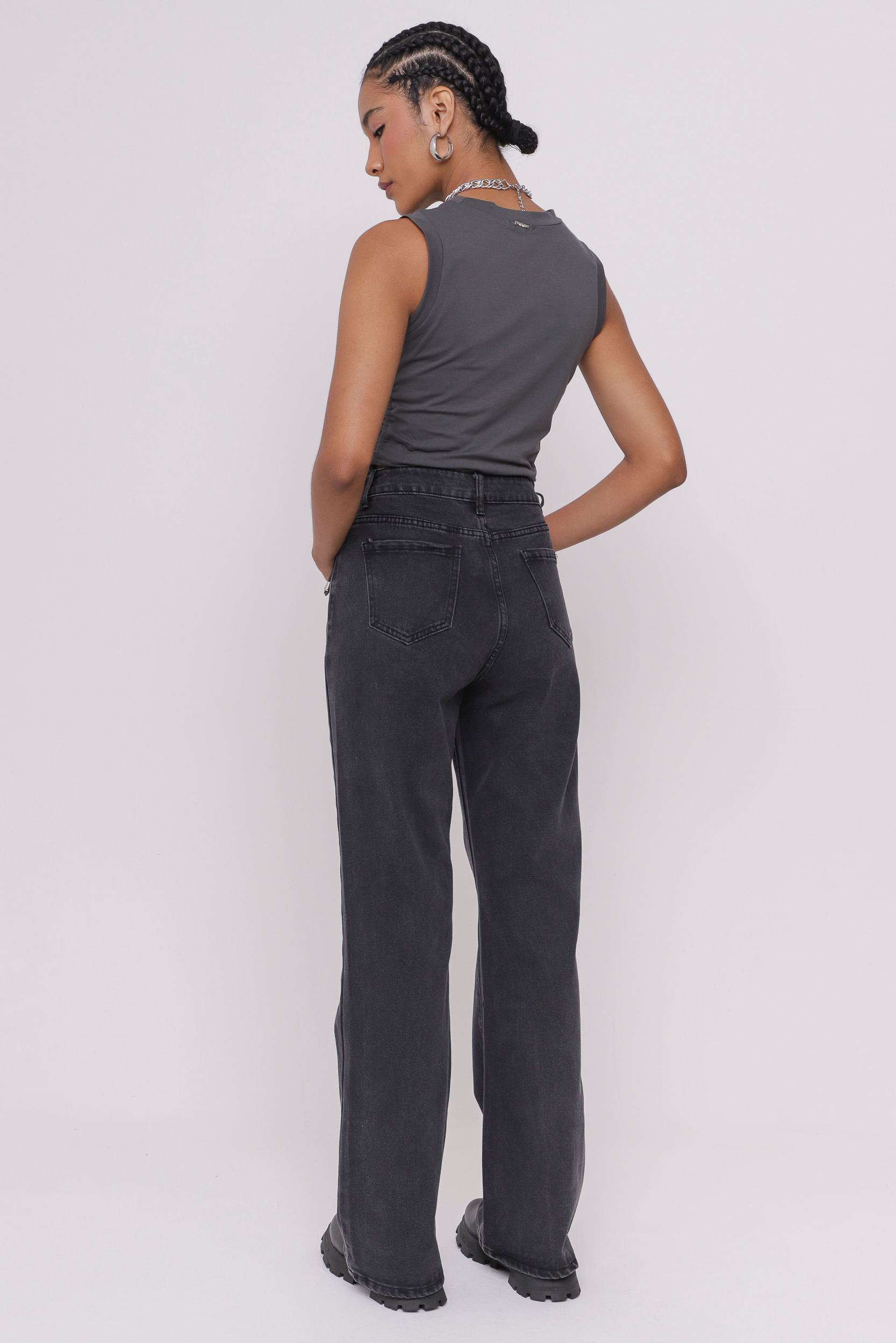 9034998 - Calça Reta Básica em Sarja PRETO