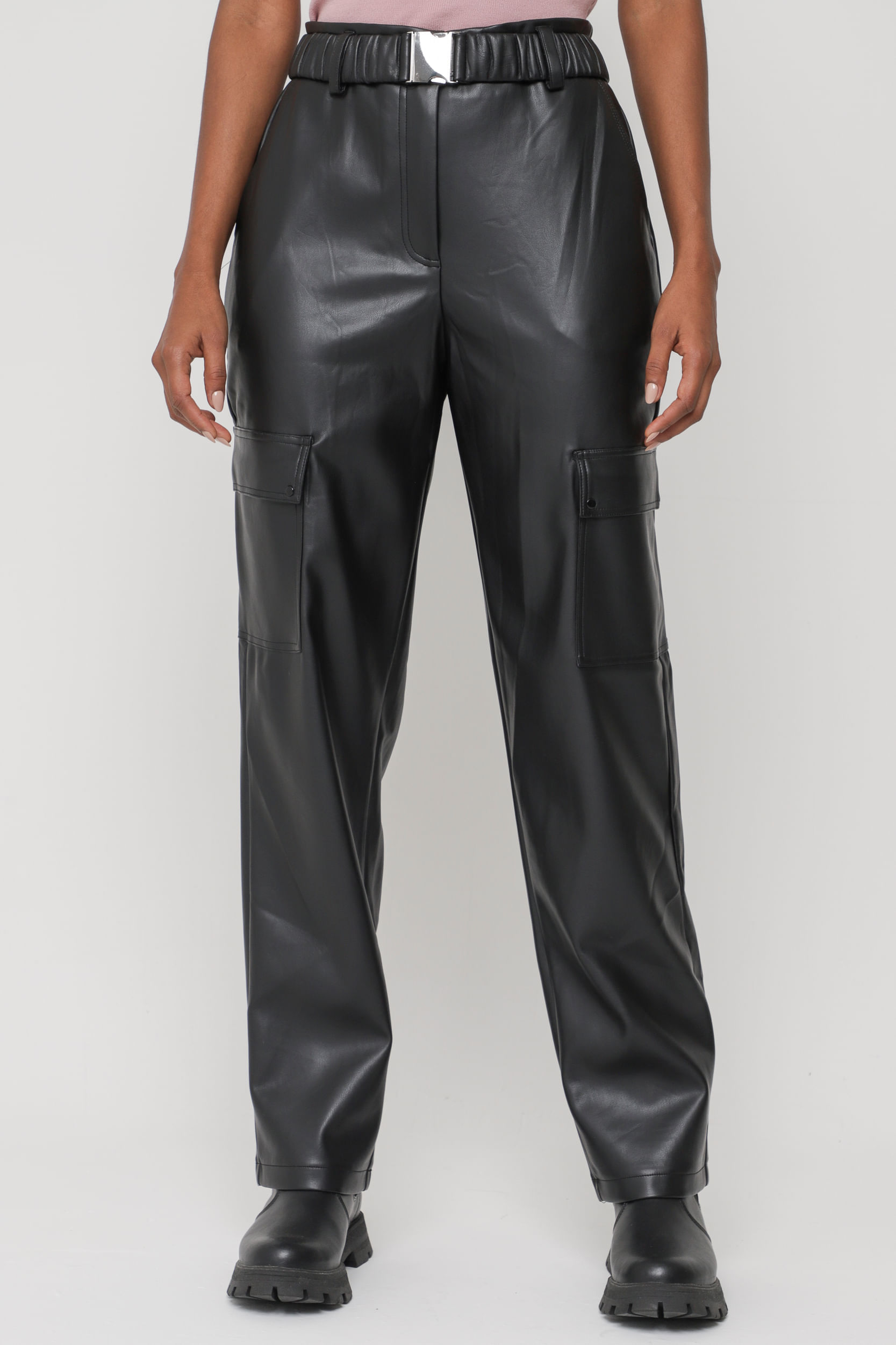 9035245 - Calça Reta em PU com Bolsos     PRETO