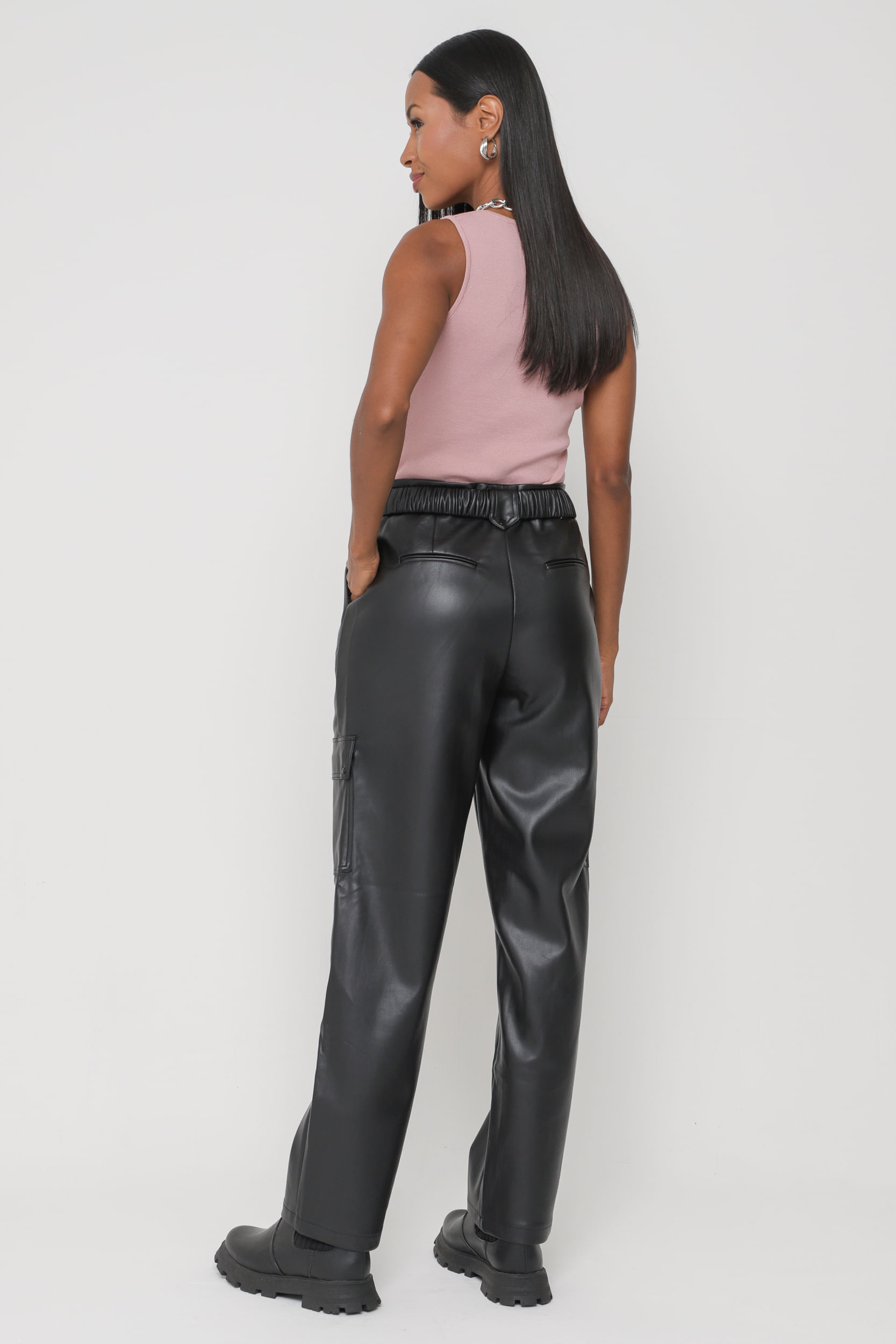 9035245 - Calça Reta em PU com Bolsos     PRETO