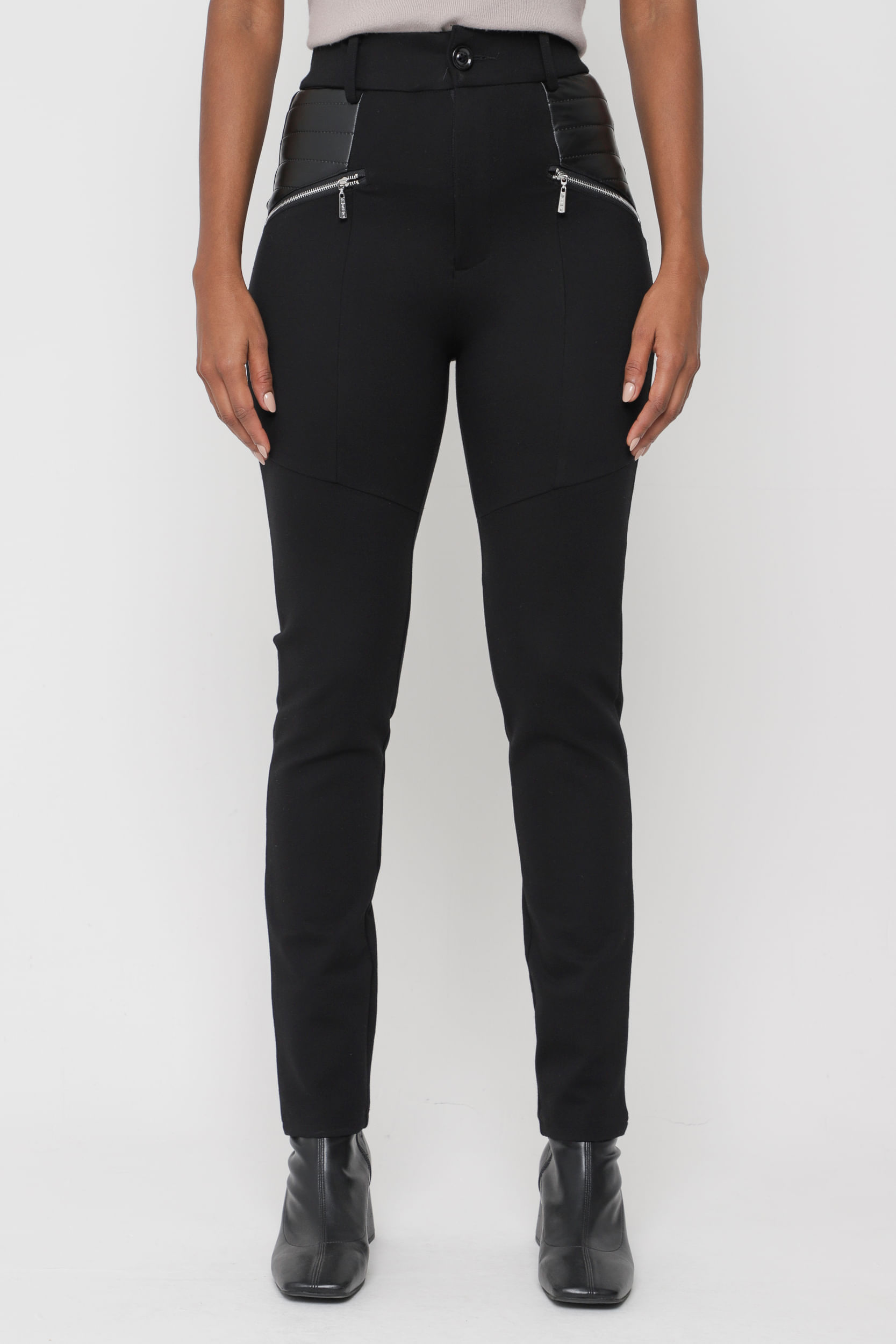 9035161 - Calça Montaria com Recortes em PU         PRETO