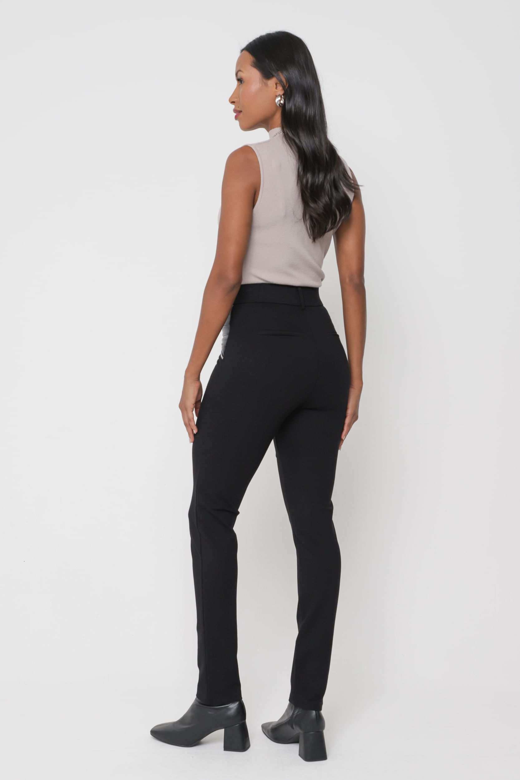 9035161 - Calça Montaria com Recortes em PU         PRETO