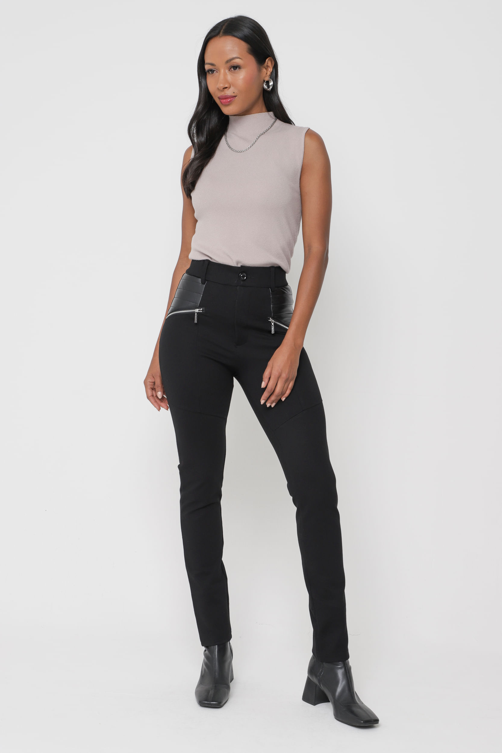 9035161 - Calça Montaria com Recortes em PU         PRETO