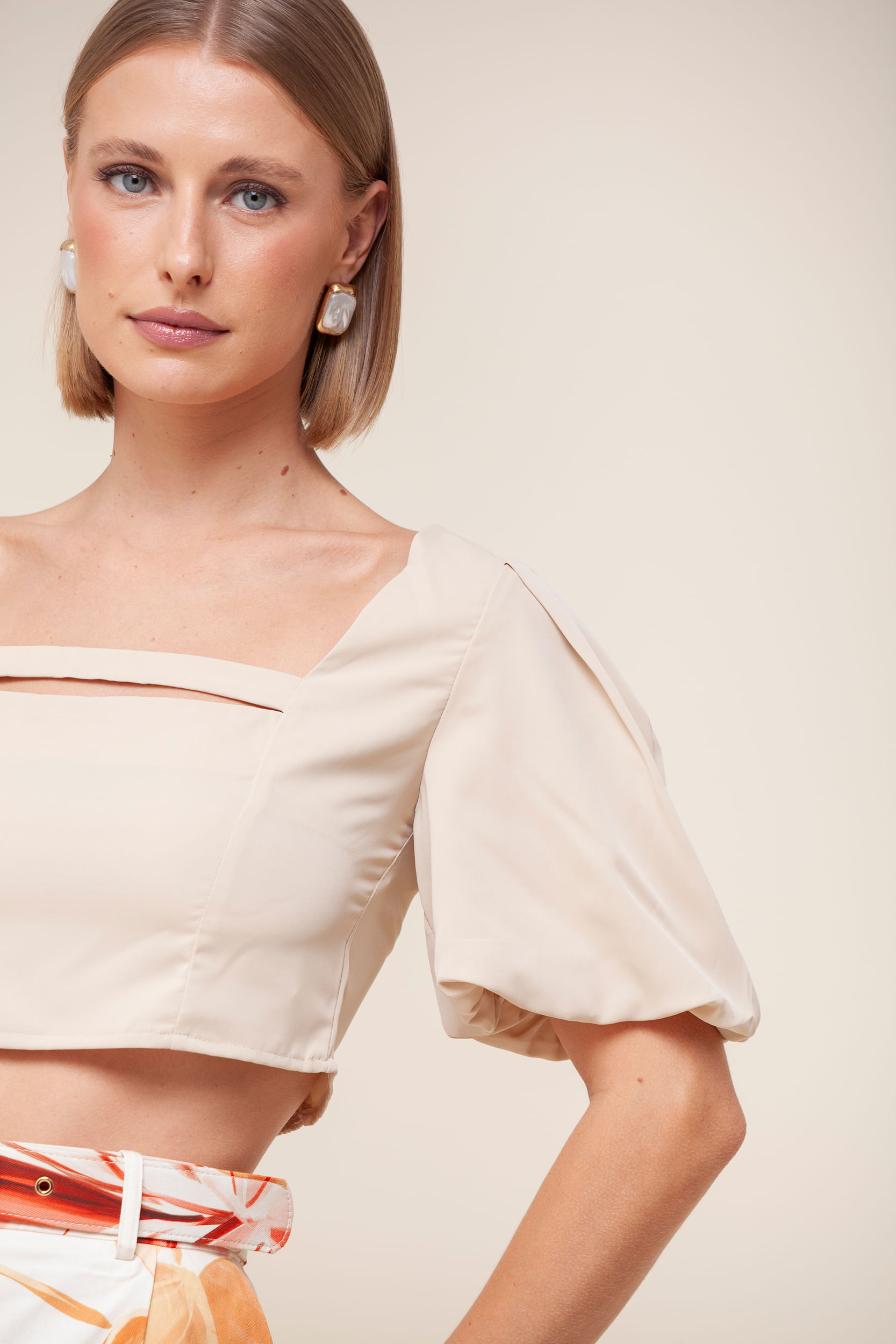 Blusa Cropped Detalhe Busto AREIA Blusa Cropped Detalhe Busto AREIA