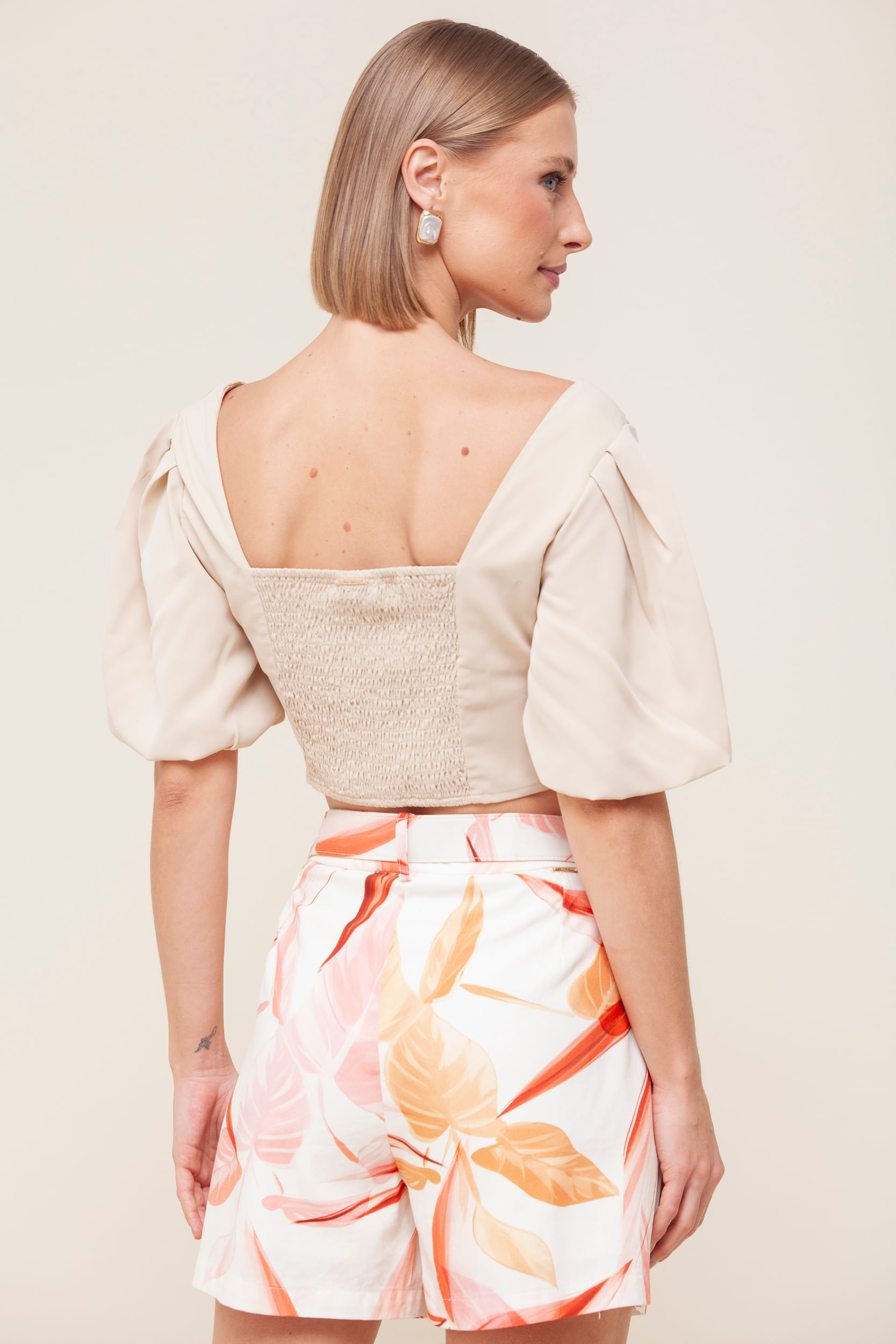 Blusa Cropped Detalhe Busto AREIA Blusa Cropped Detalhe Busto AREIA