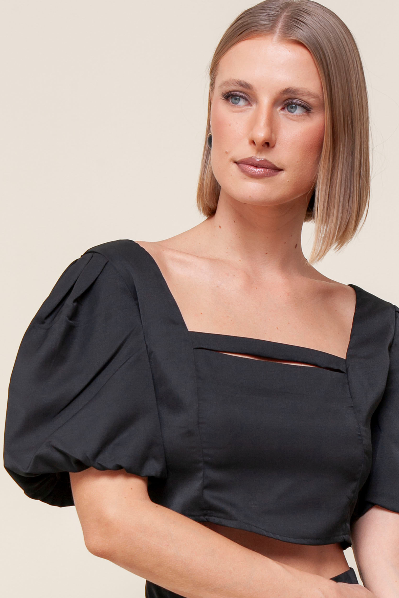Blusa Cropped Detalhe Busto PRETO Blusa Cropped Detalhe Busto PRETO